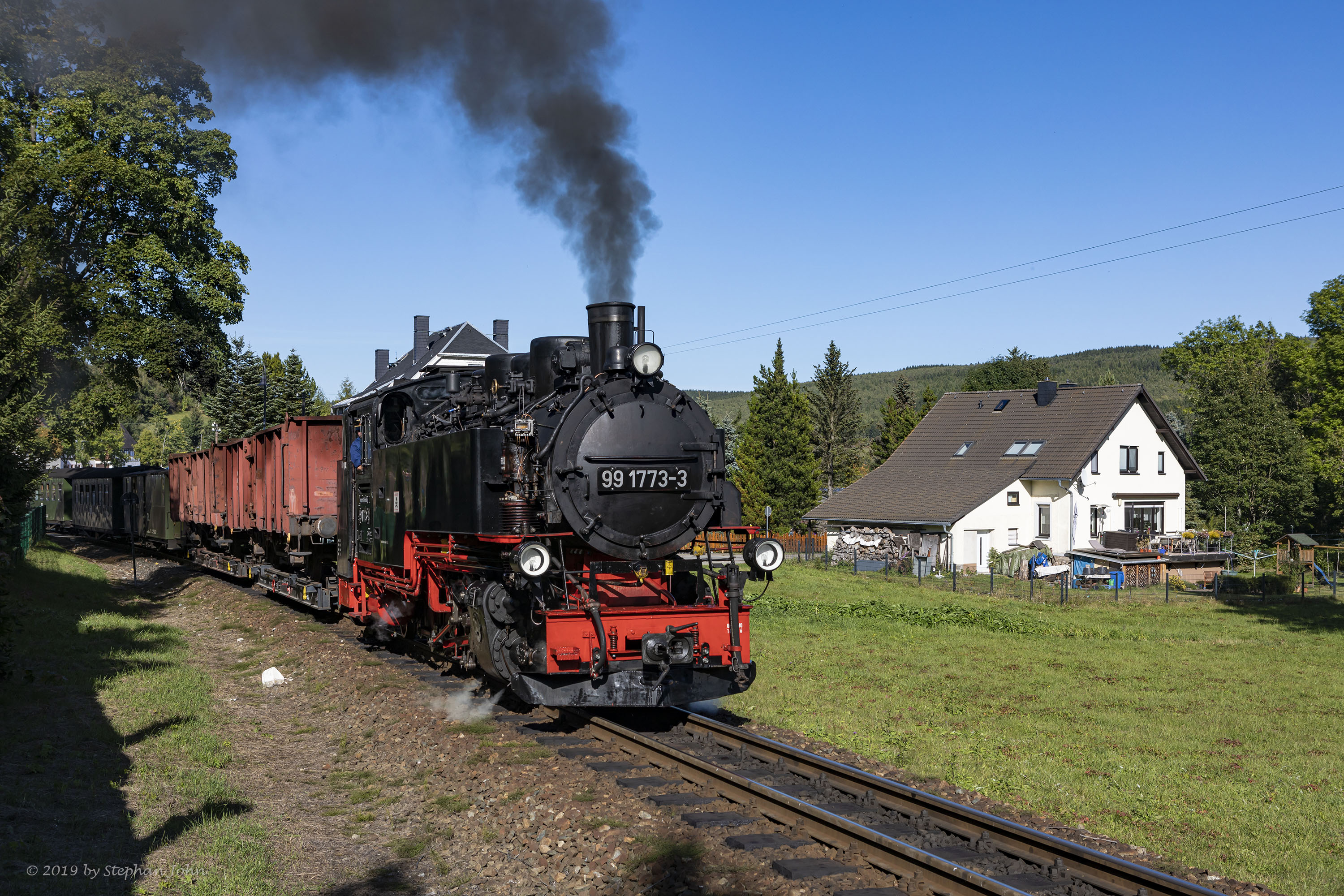<p>GmP 9007 von Cranzahl nach Oberwiesenthal verlässt den Bahnhof Hammerunterwiesenthal</p>