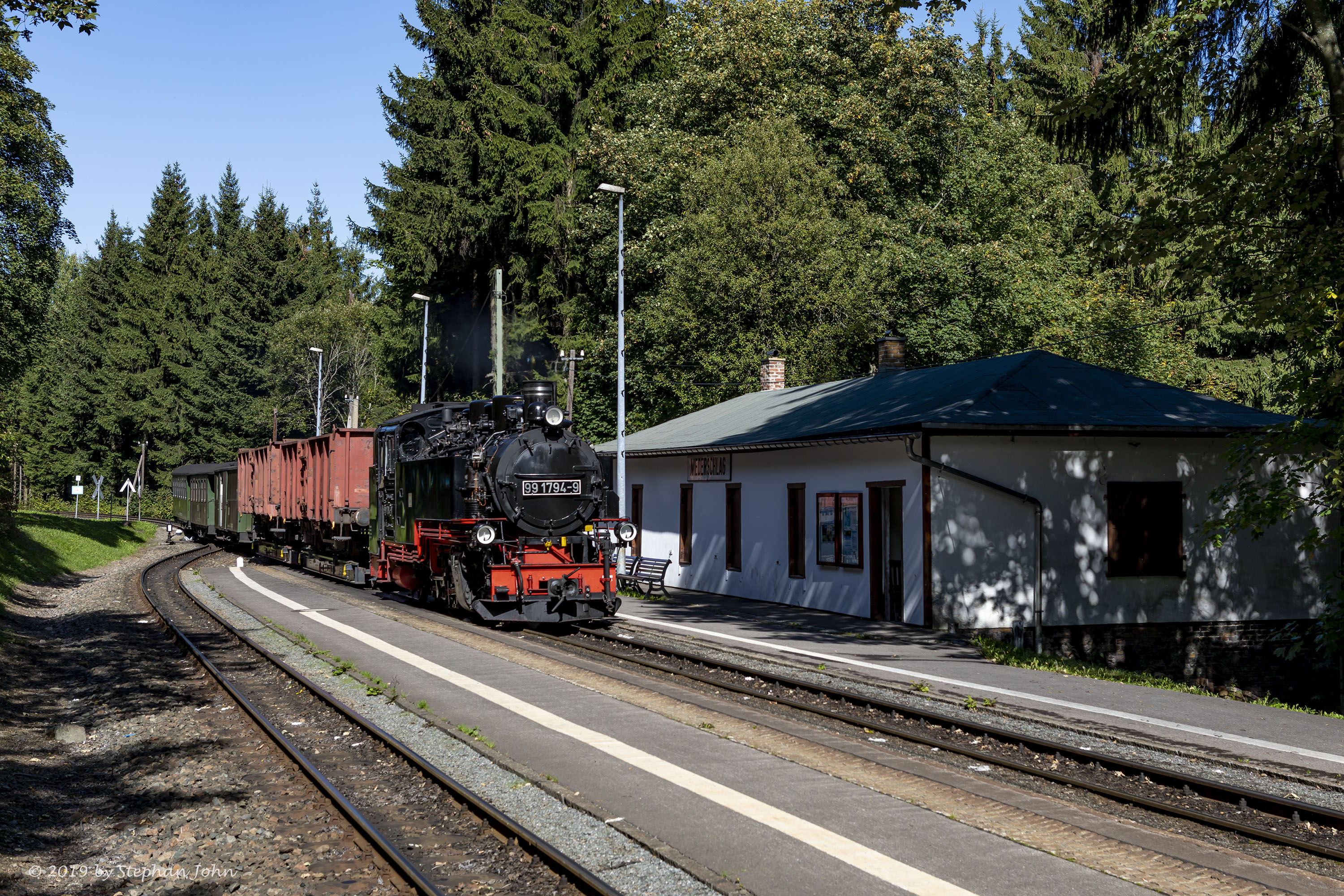 GmP 9009 von Cranzahl nach Oberwiesenthal erreicht den Bahnhof Niederschlag