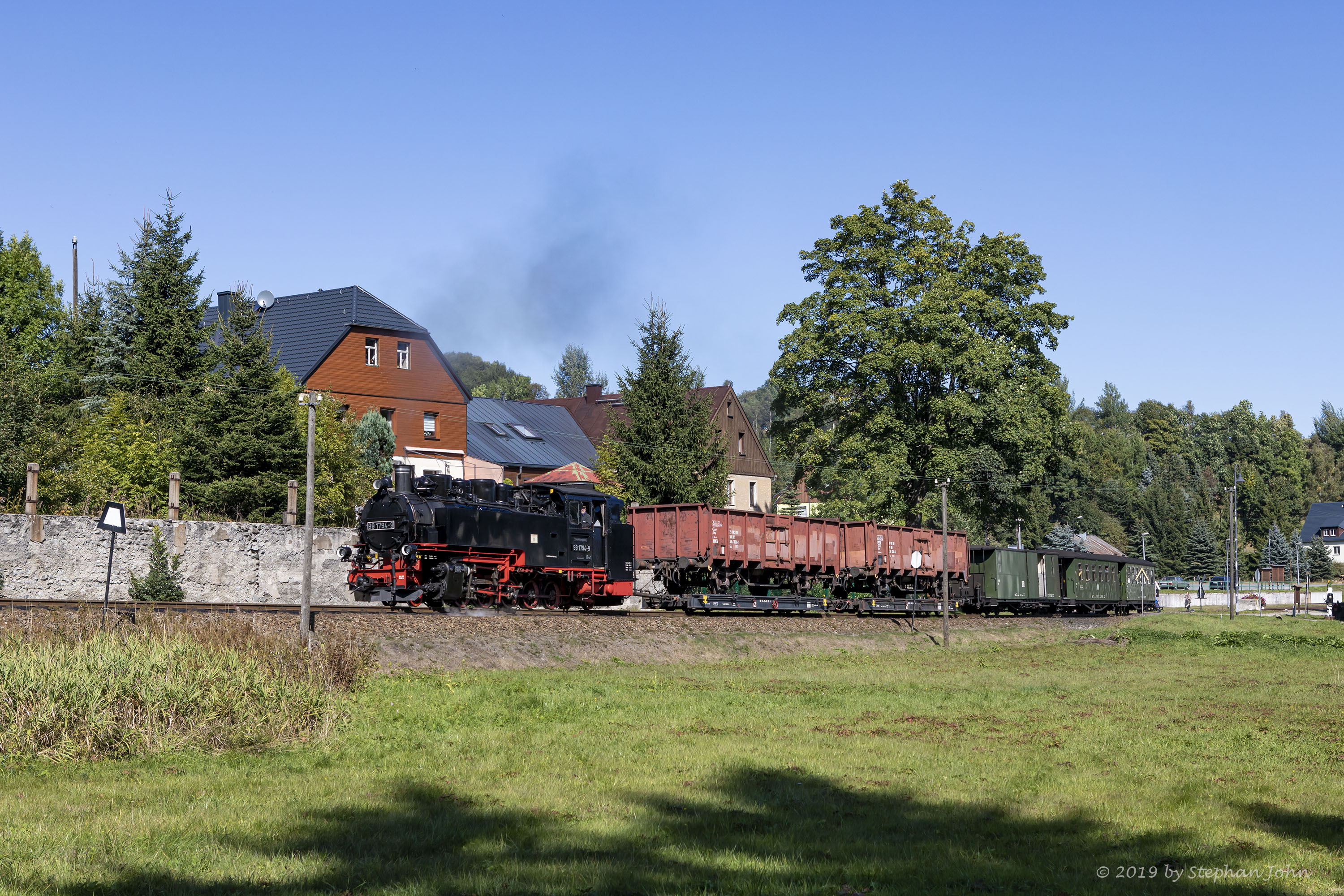 GmP 9009 von Cranzahl nach Oberwiesenthal verlässt den Bahnhof Hammerunterwiesenthal