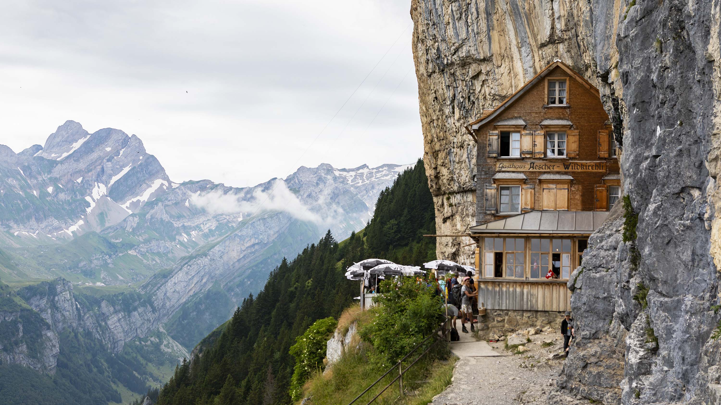 <p>Berggasthaus Aescher-Wildkirchli im Appenzeller Land in der Schweiz</p>