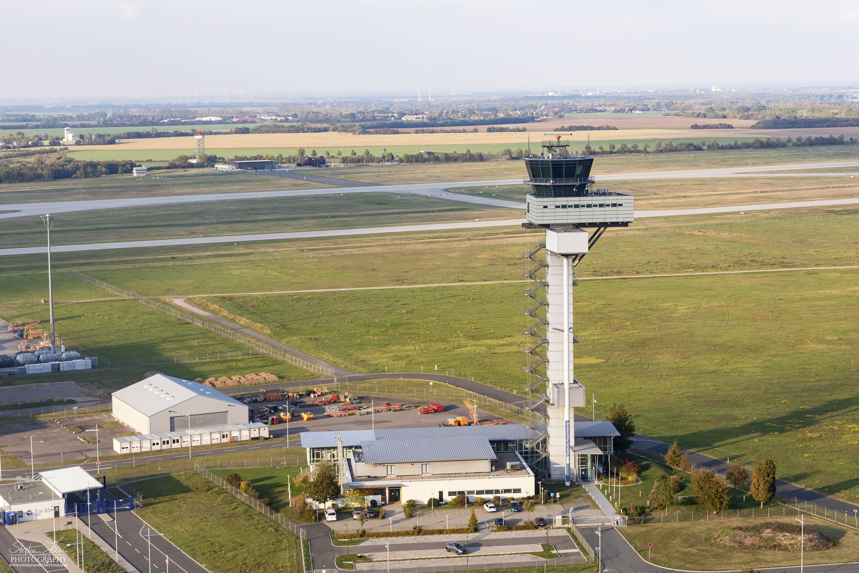 Der Flughafen Leipzig-Halle mit Blick auf den Tower