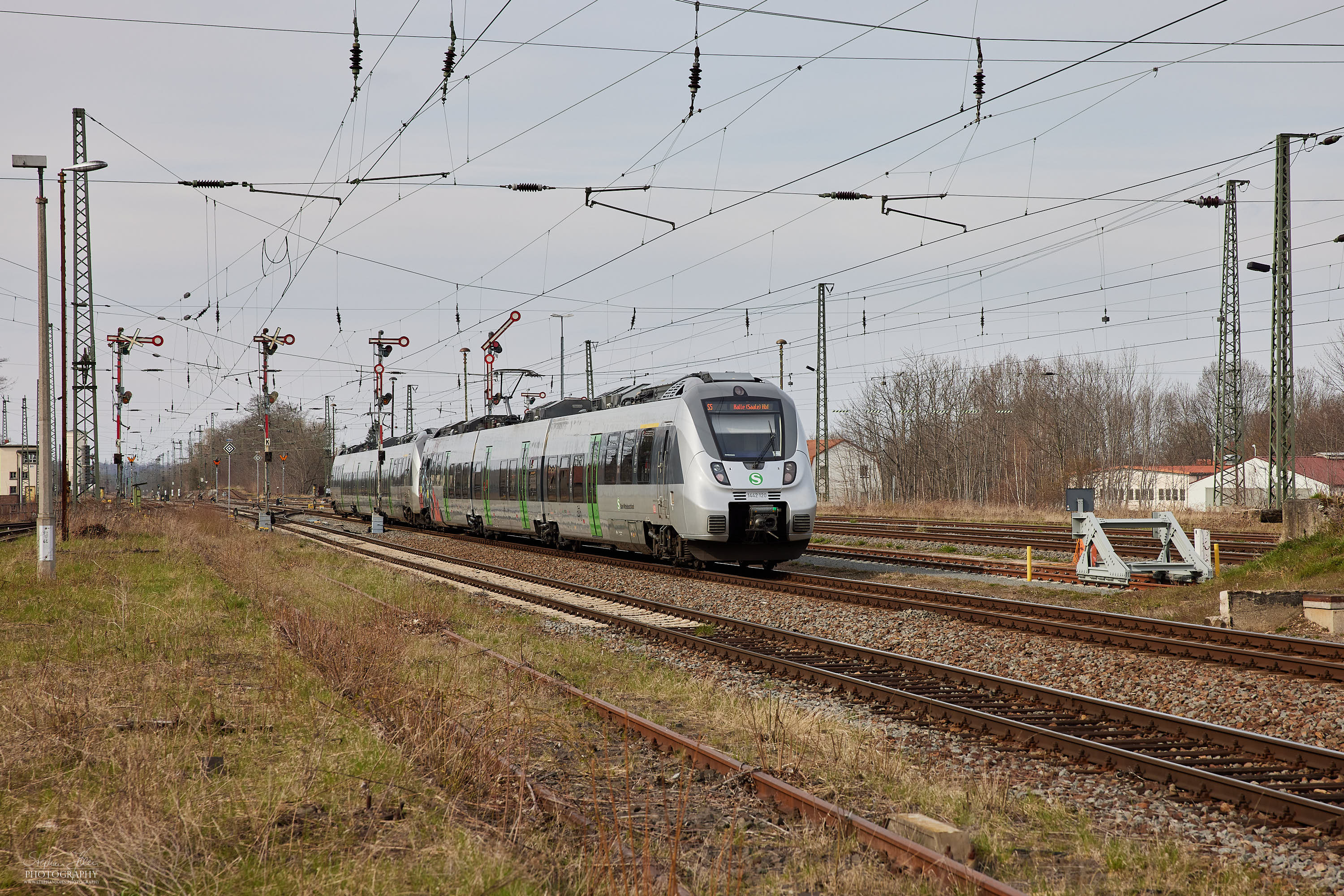 Eine S-Bahn nach Halle(Saale) verlässt den Bahnhof Altenburg