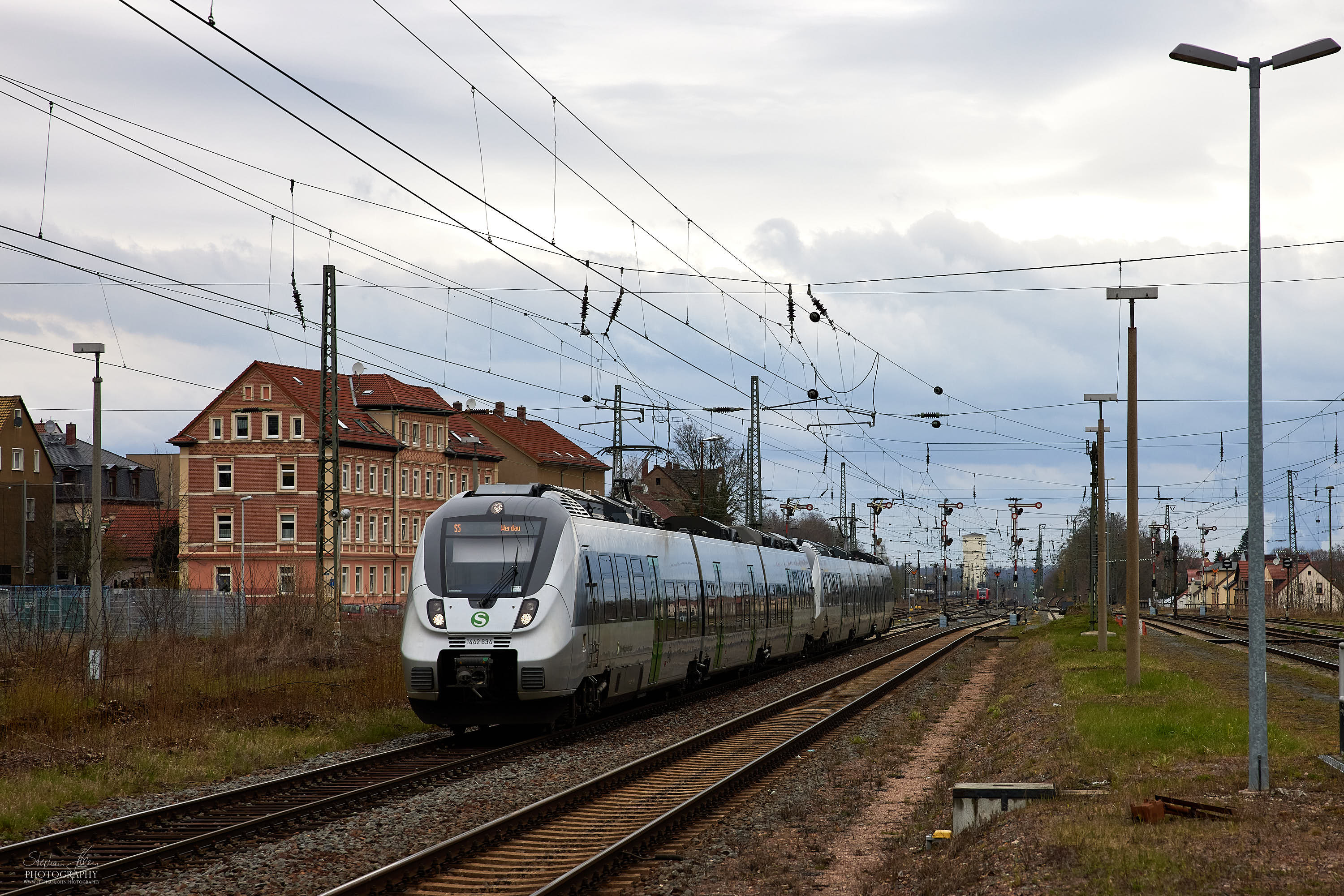 Eine S-Bahn nach Werdau erreicht den Bahnhof Altenburg