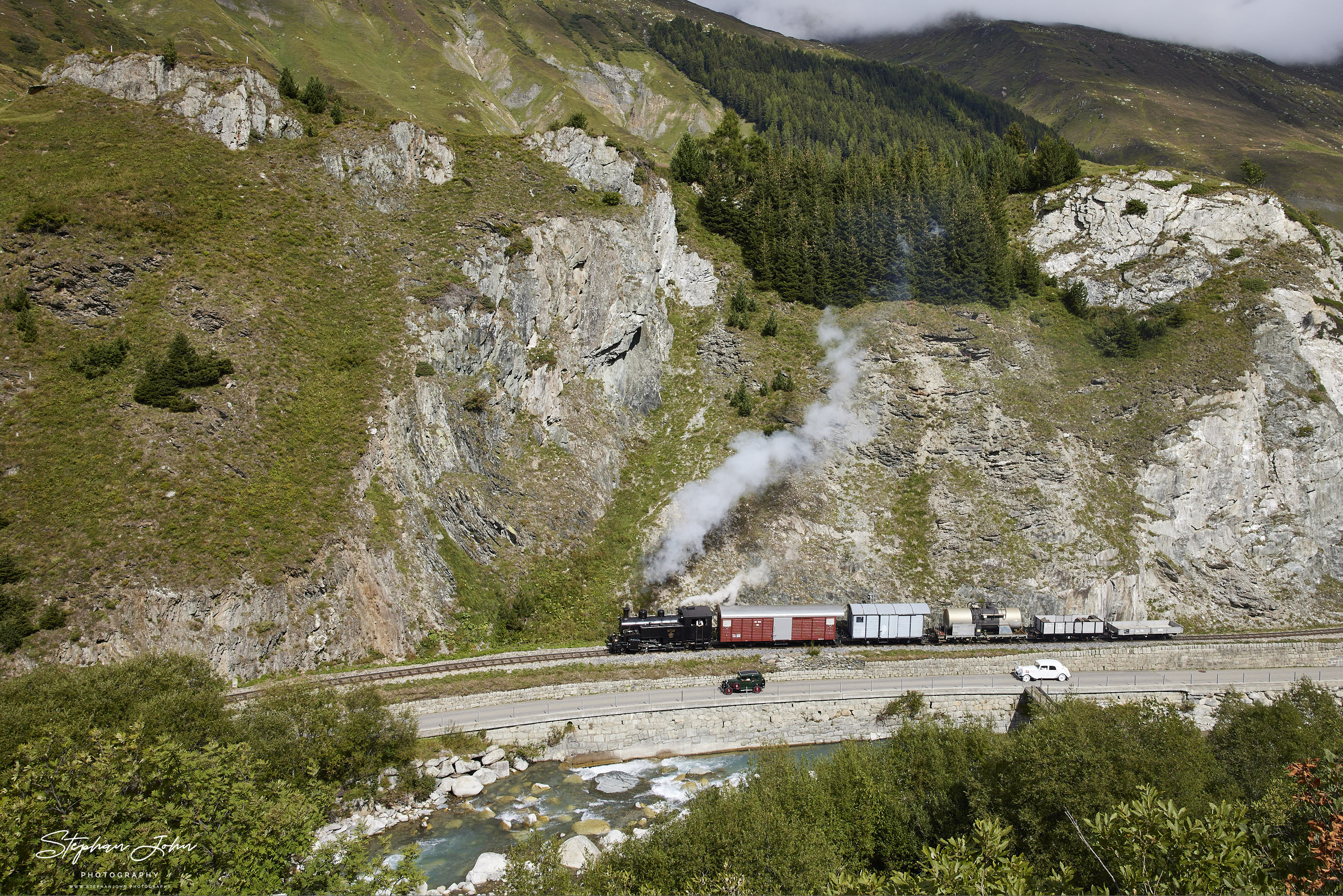 Lok 9 der DFB verlässt mit einem Güterzug die Ortslage Realp und dampft in Richtung Furka-Pass