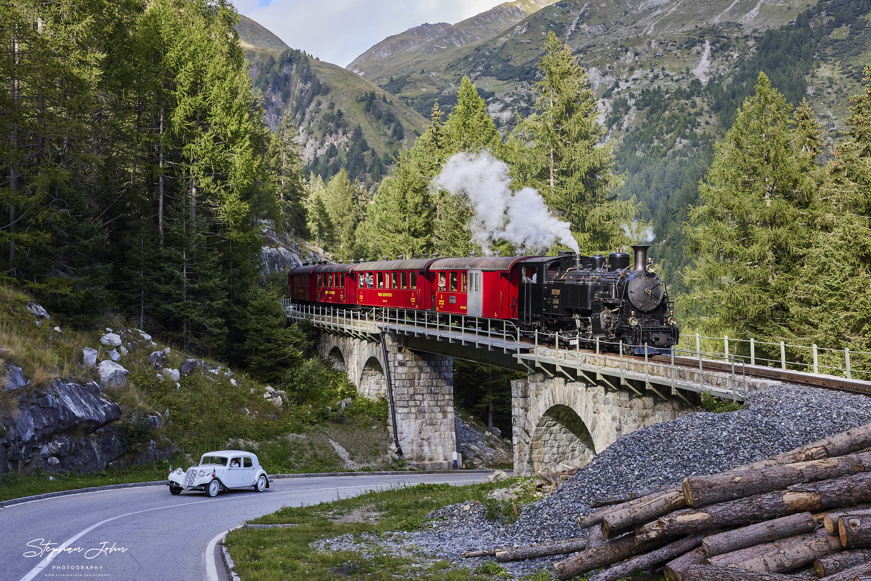 Lok 9 der DFB mit einem Personenzug zwischen Gletsch und Oberwald überquert das Lammenviadukt.