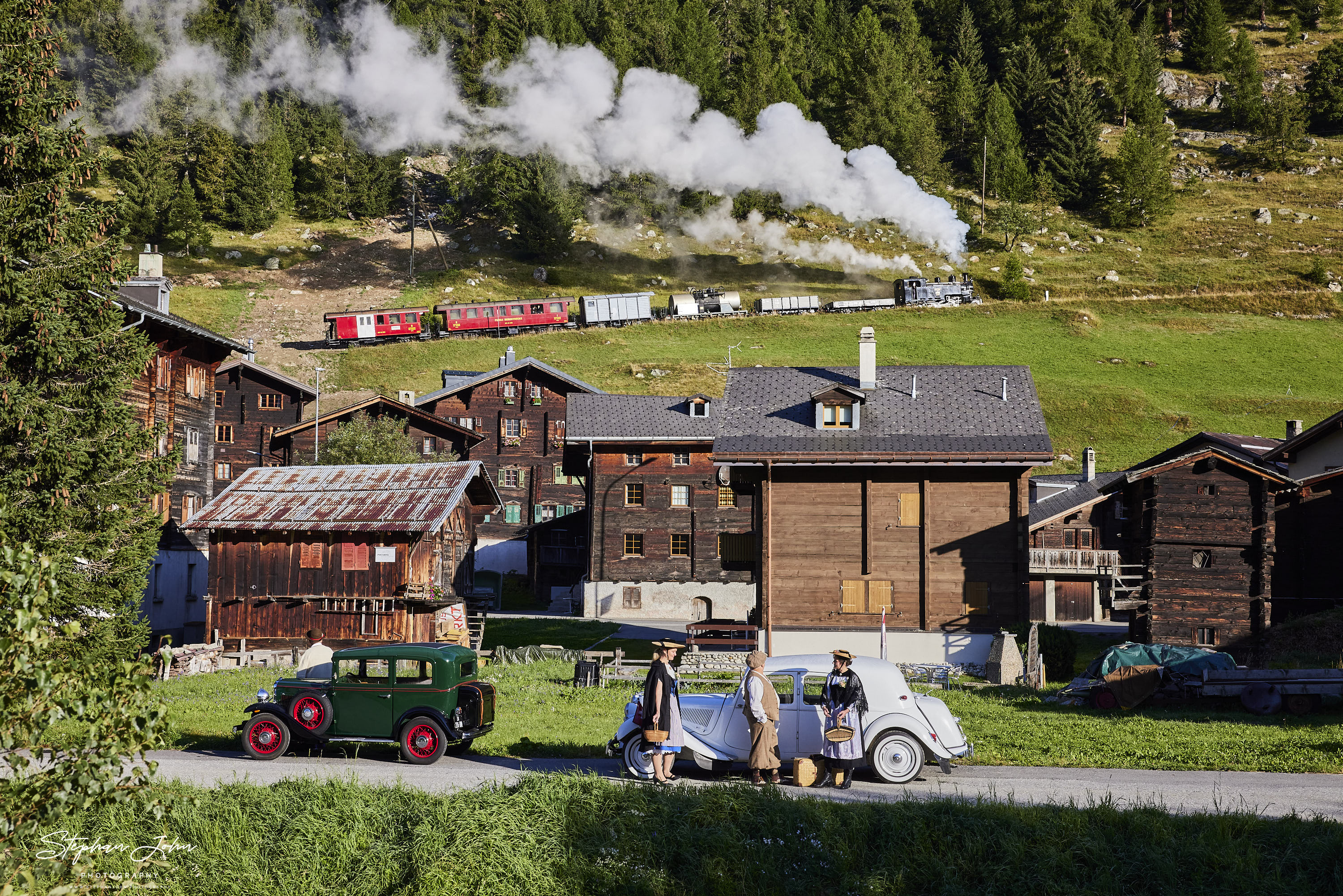Lok 9 verlässt mit einem GmP Oberwald und dampft in Richtung Furka-Pass.