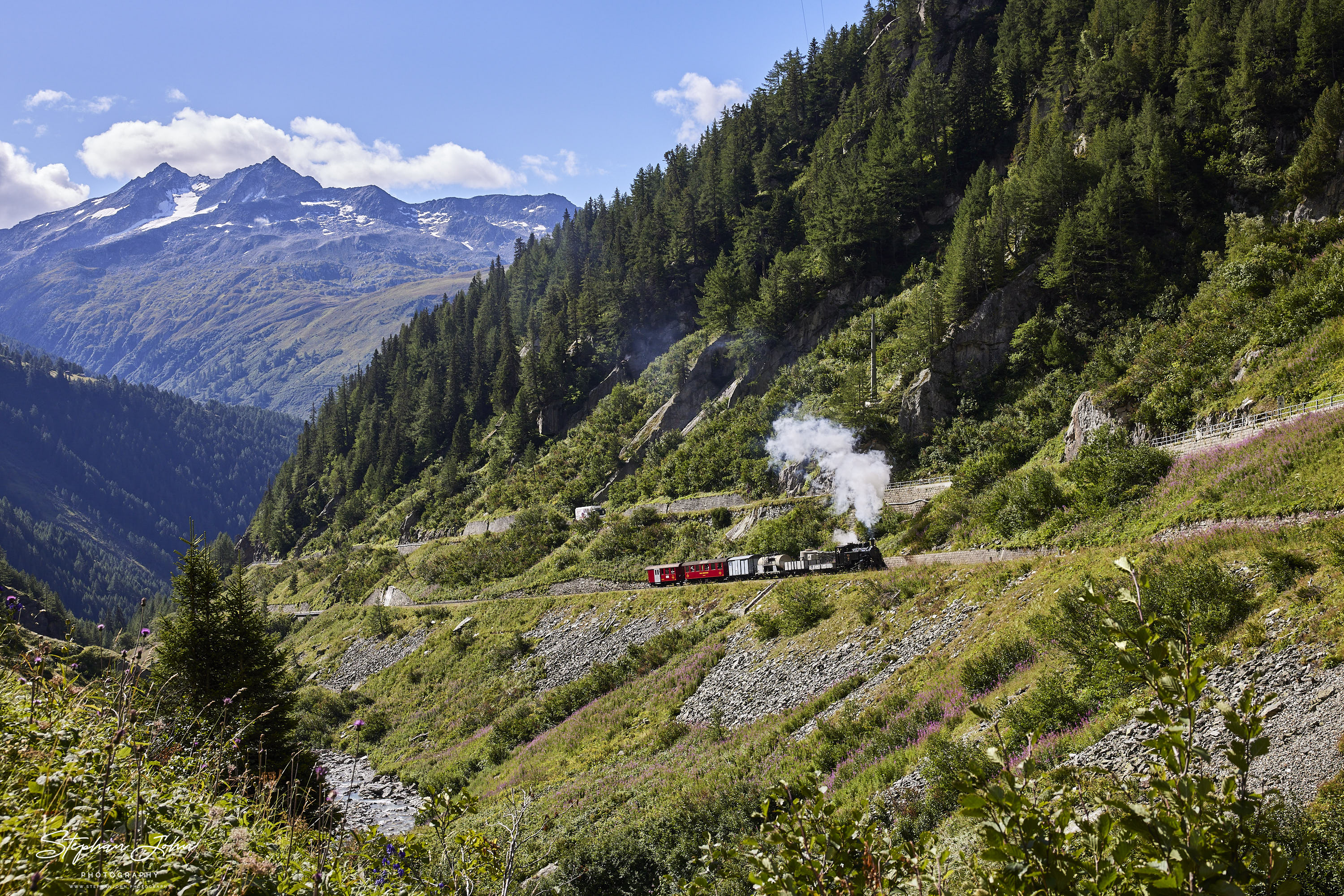 Lok 9 mit einem GmP von Oberwald nach Realp vor Gletsch.