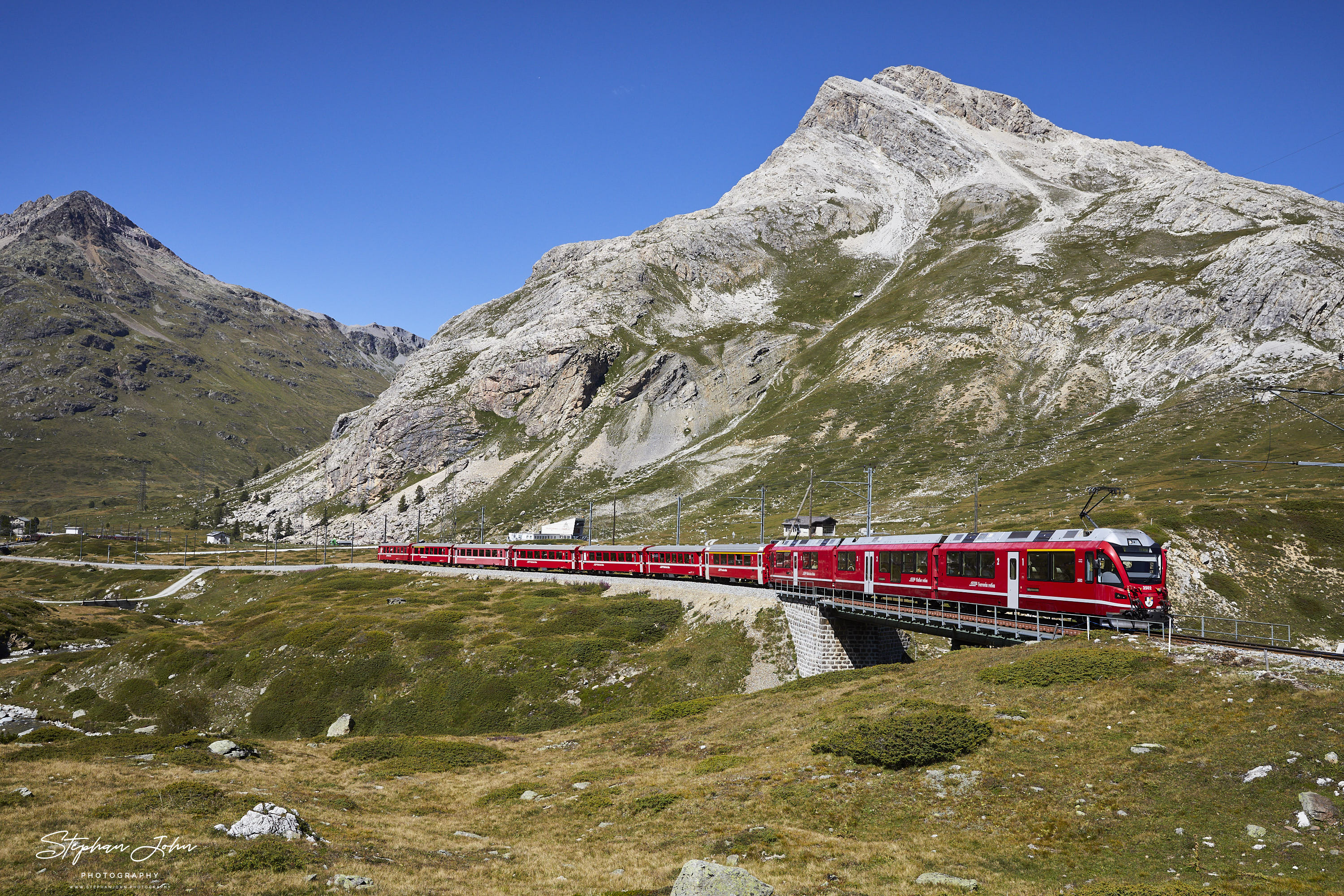 Regionalzug 4637 von St. Moritz nach Tirano kurz vor Ospizio Bernina