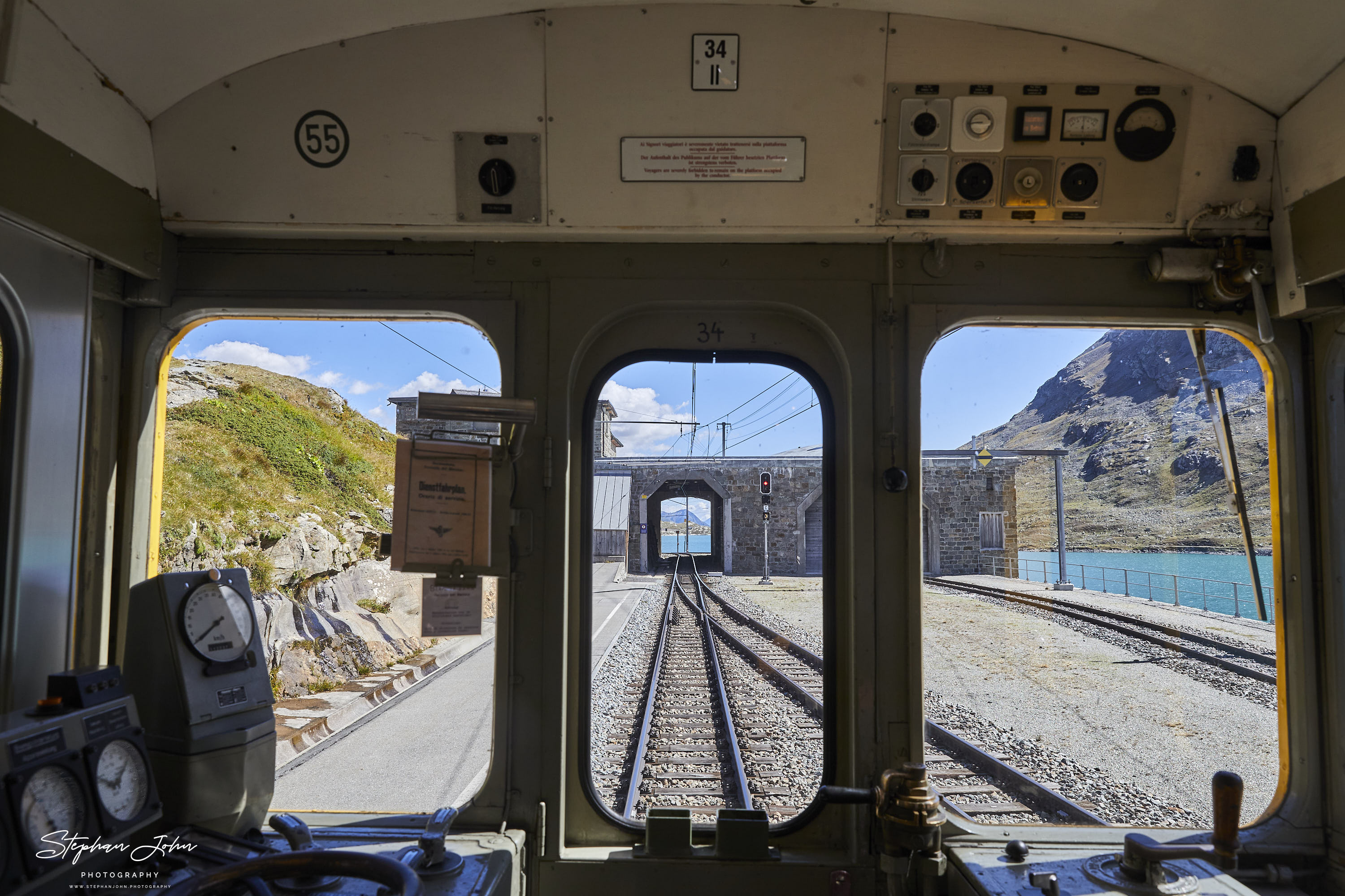 Blick aus dem Triebwagen RhB Abe 4/4 am Bahnhof Ospizio Bernina