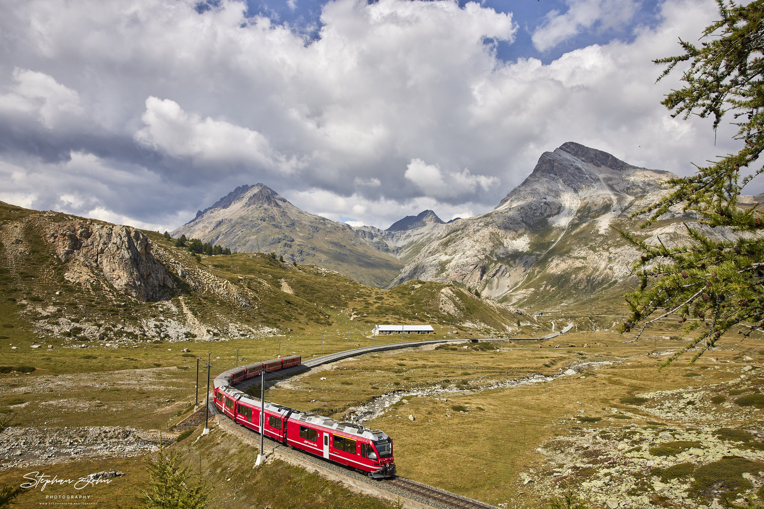 R 4637 von St. Moritz nach Tirano kurz nach Bernina Lagalb