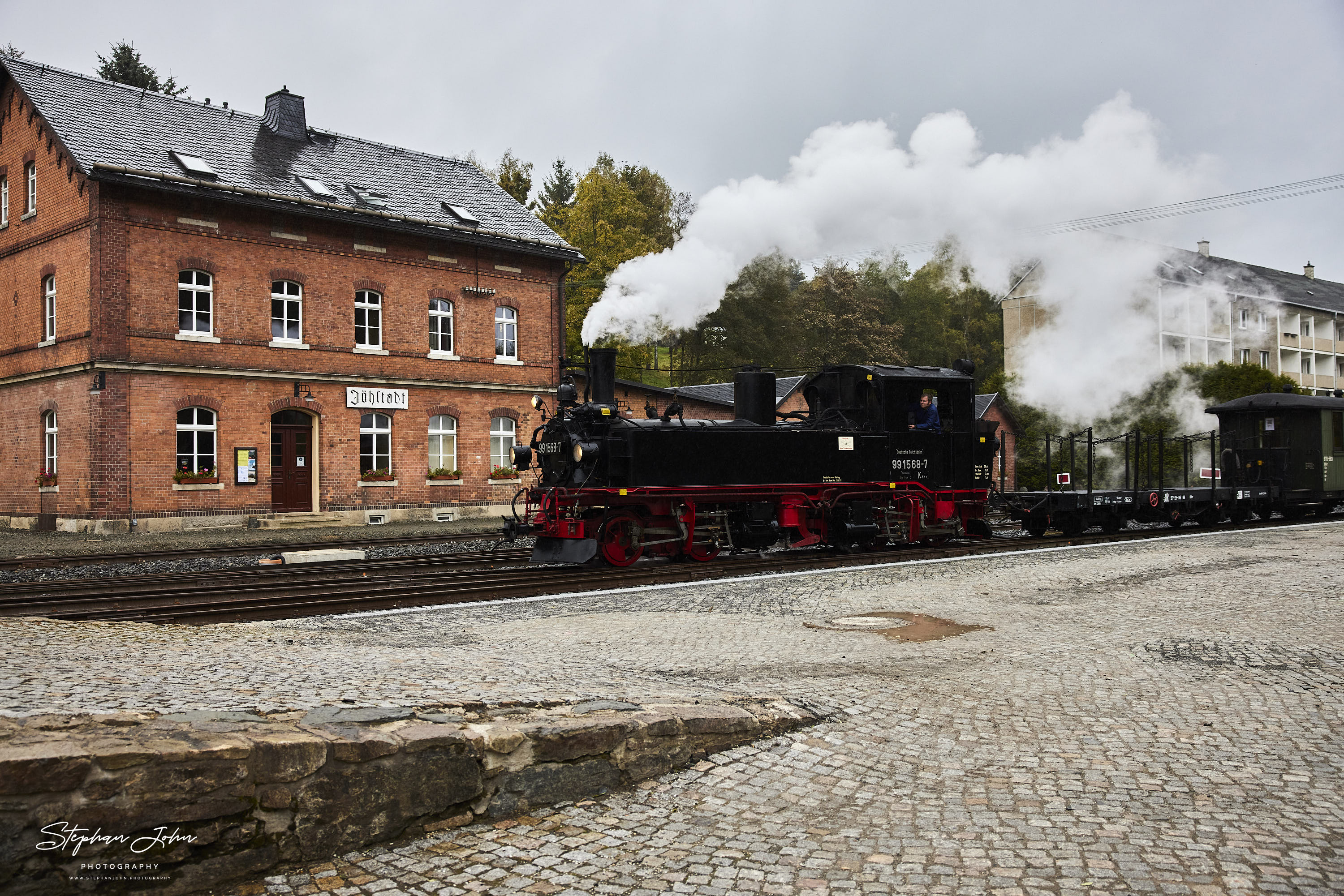 Rangierarbeiten auf den neuen Gleisen vor dem Bahnhofsgebäude in Jöhstadt