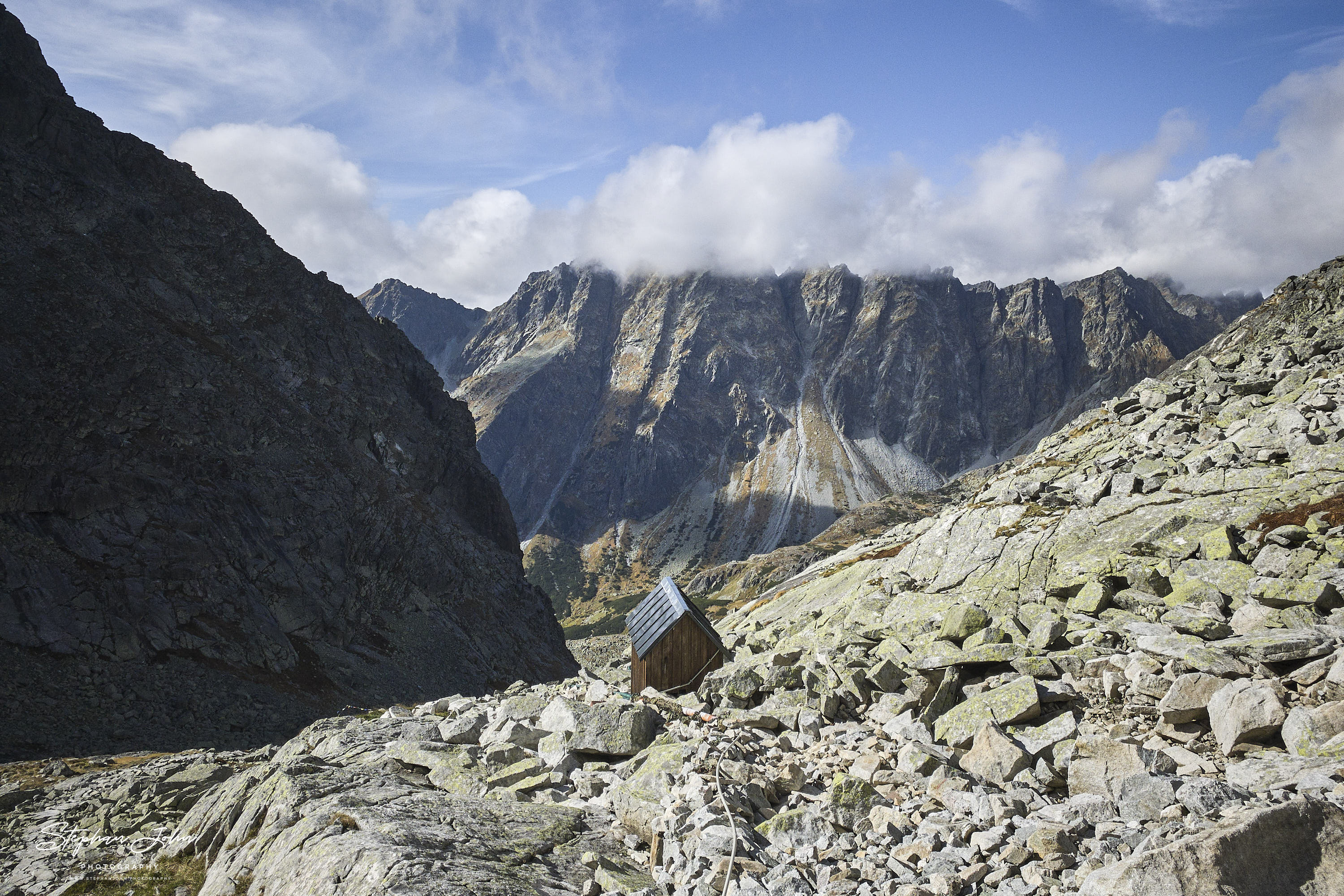 Toilettenhäuschen mit Ausblick unterhalb der Rysy-Hütte