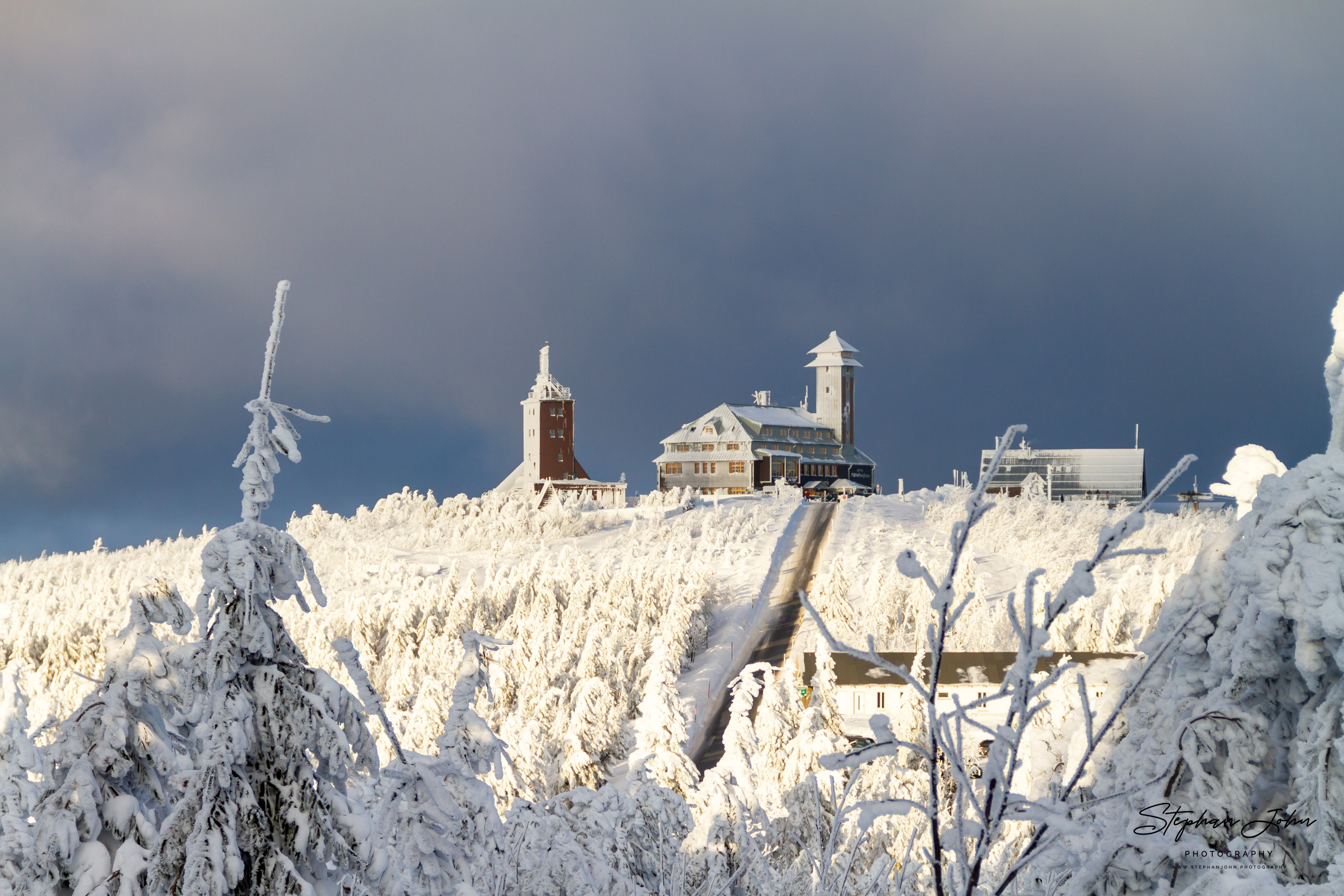 Das Fichtelberghaus und die Wetterstation auf dem Fichtelberg