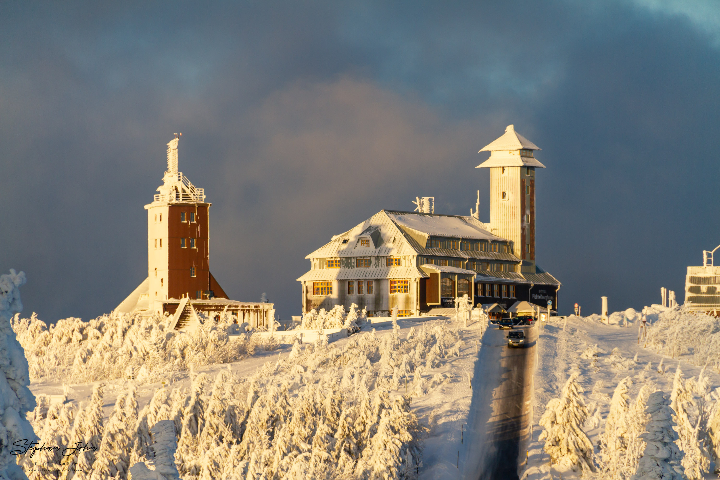 Das Fichtelberghaus und die Wetterstation auf dem Fichtelberg in der untergehenden Wintersonne