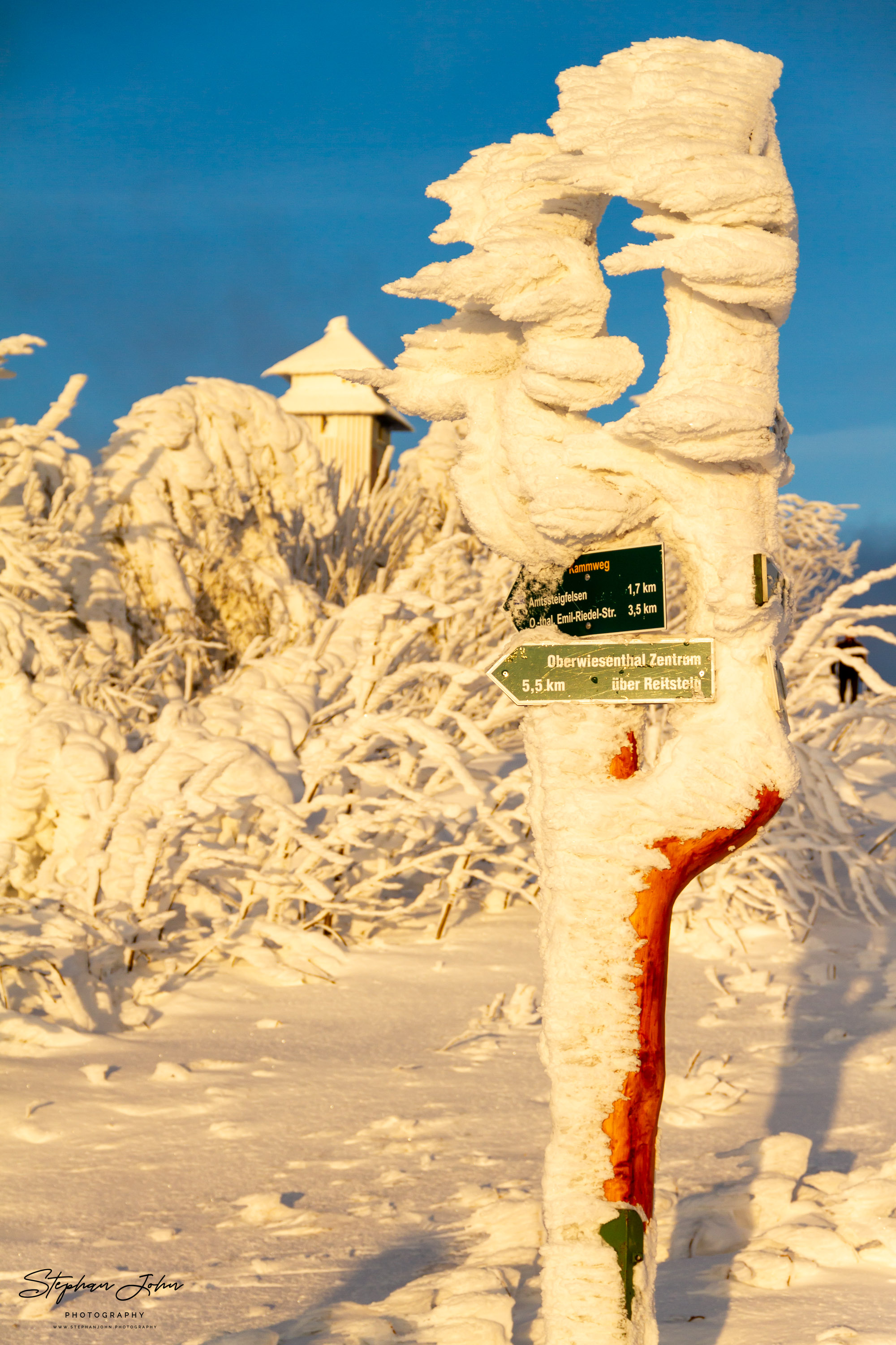 Verschneiter Wegweiser am Fichtelberg