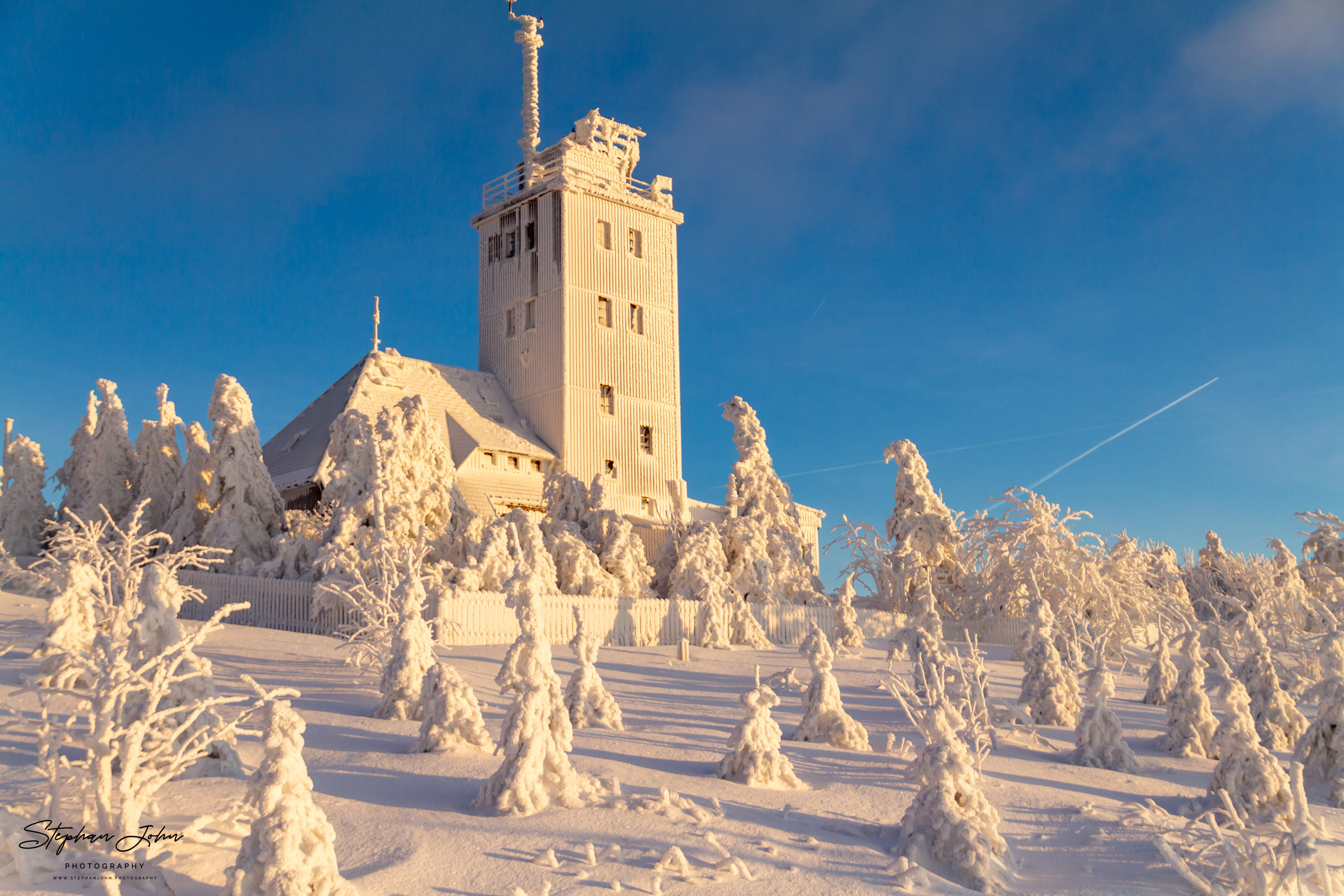 Wetterstation auf dem Fichtelberg im Winter