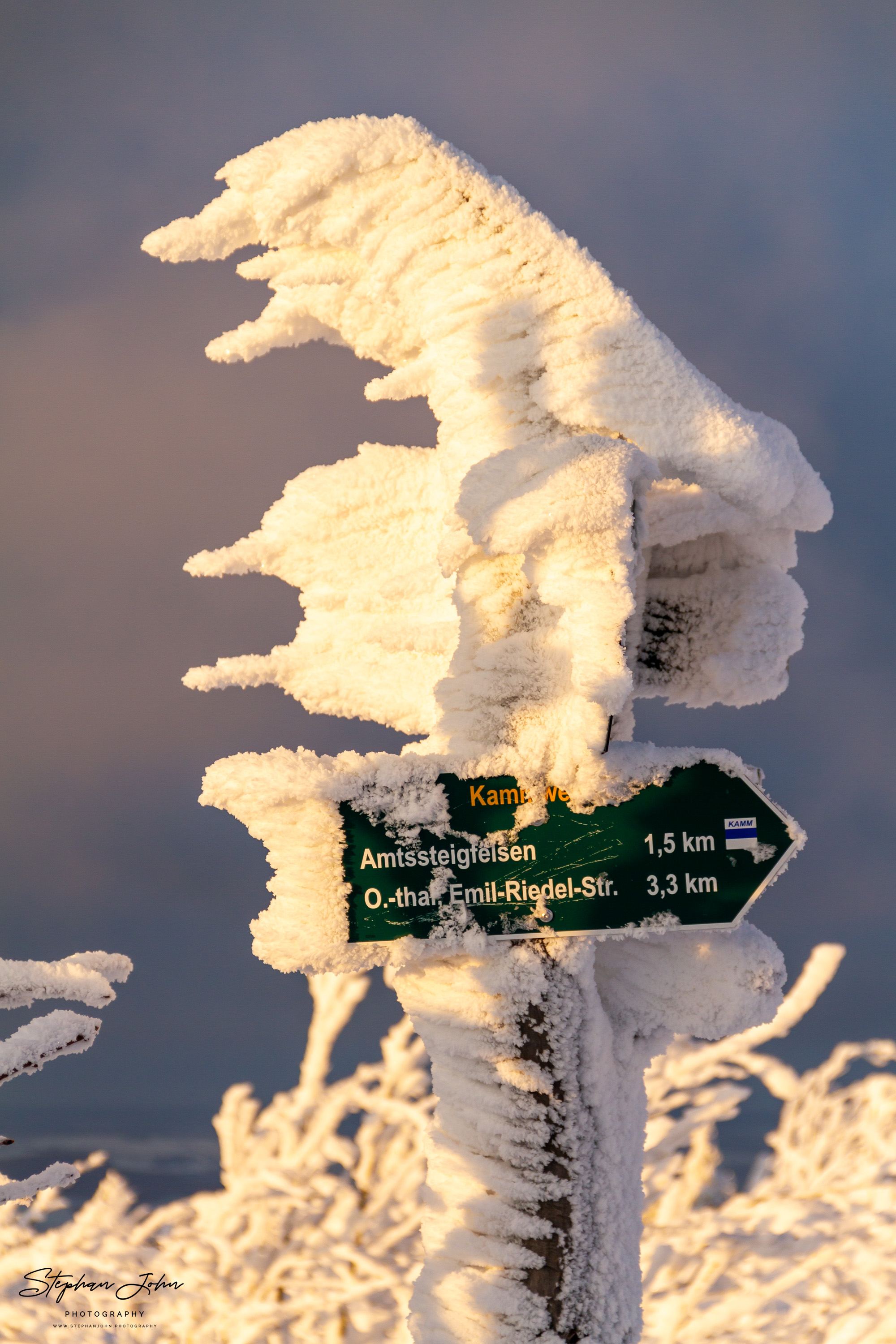 Verschneiter Wegweiser am Fichtelberg