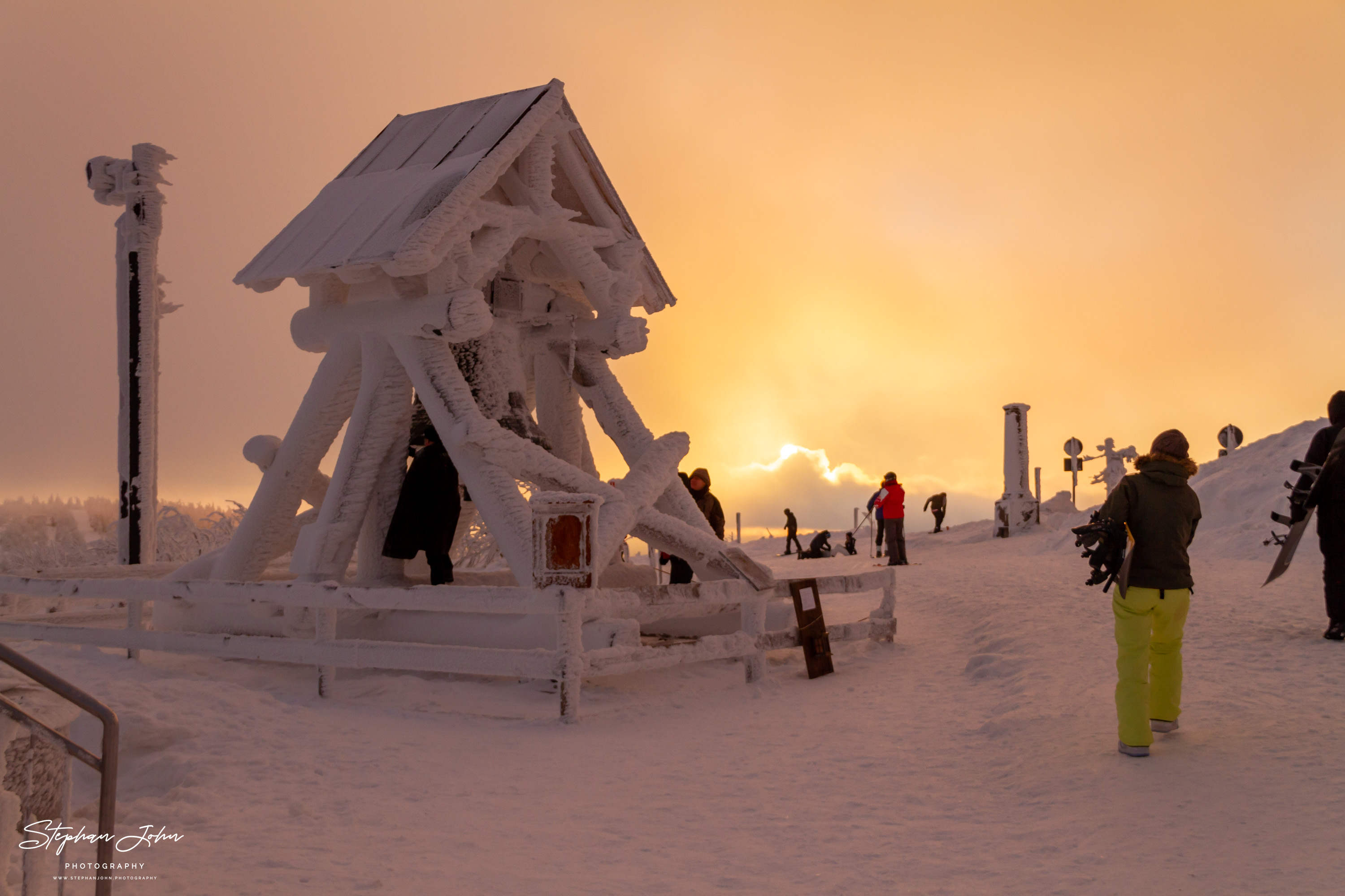 Friedensglocke am Fichtelberg in der untergehenden Wintersonne