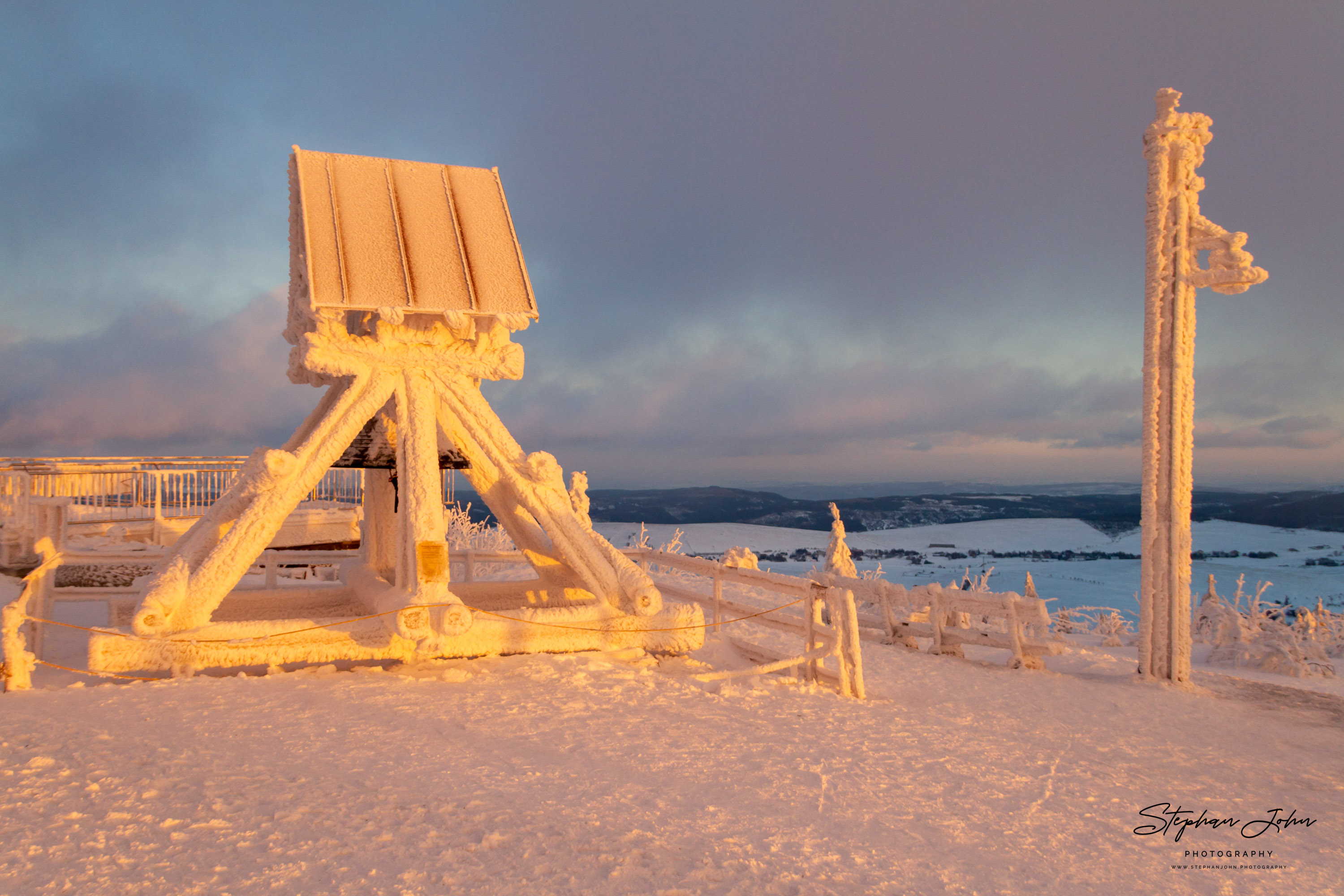 Friedensglocke am Fichtelberg in der untergehenden Wintersonne