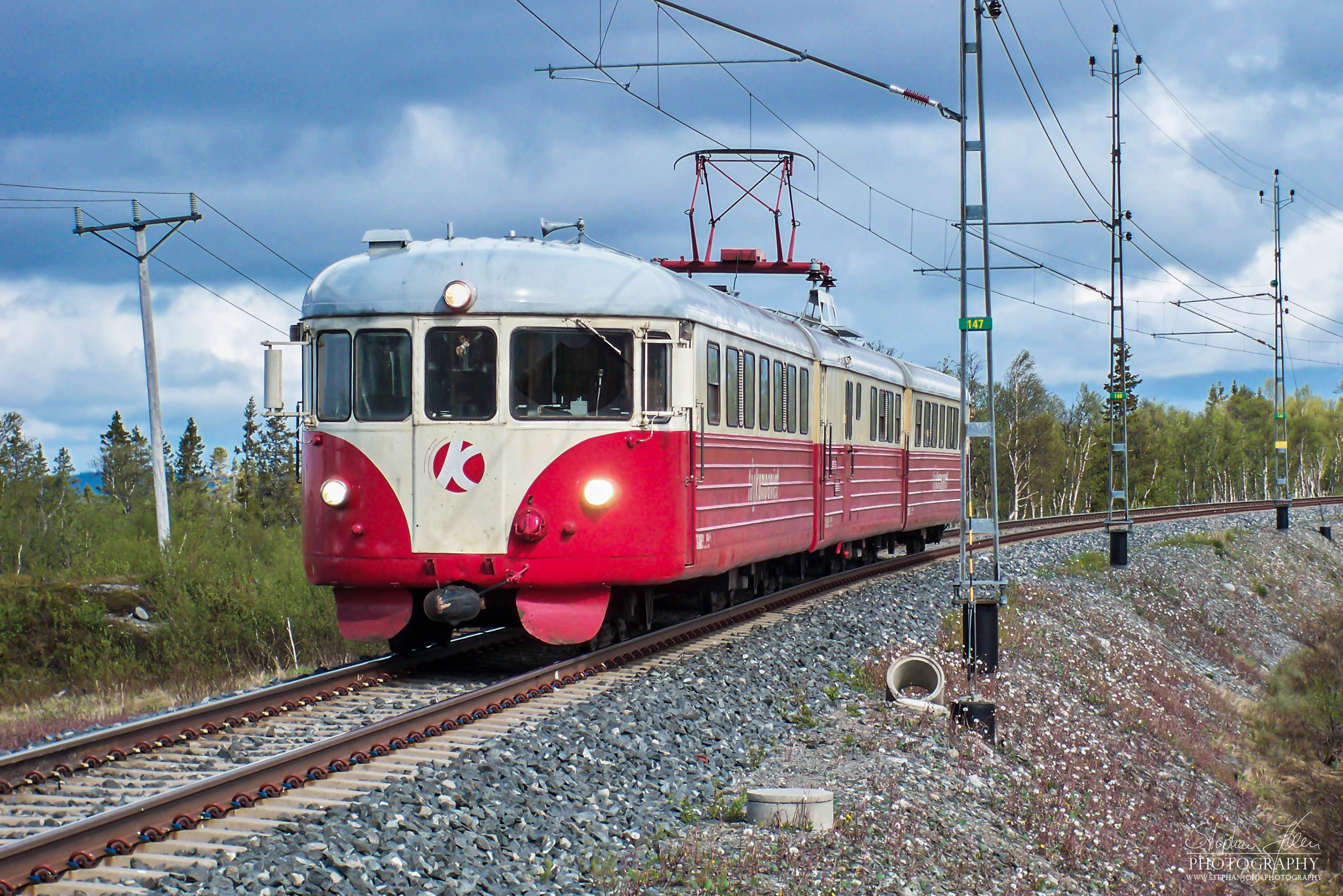 Ein elektrischer Triebwagen der schwedischen Baureihe X20 in der Hochebene vor Storlien