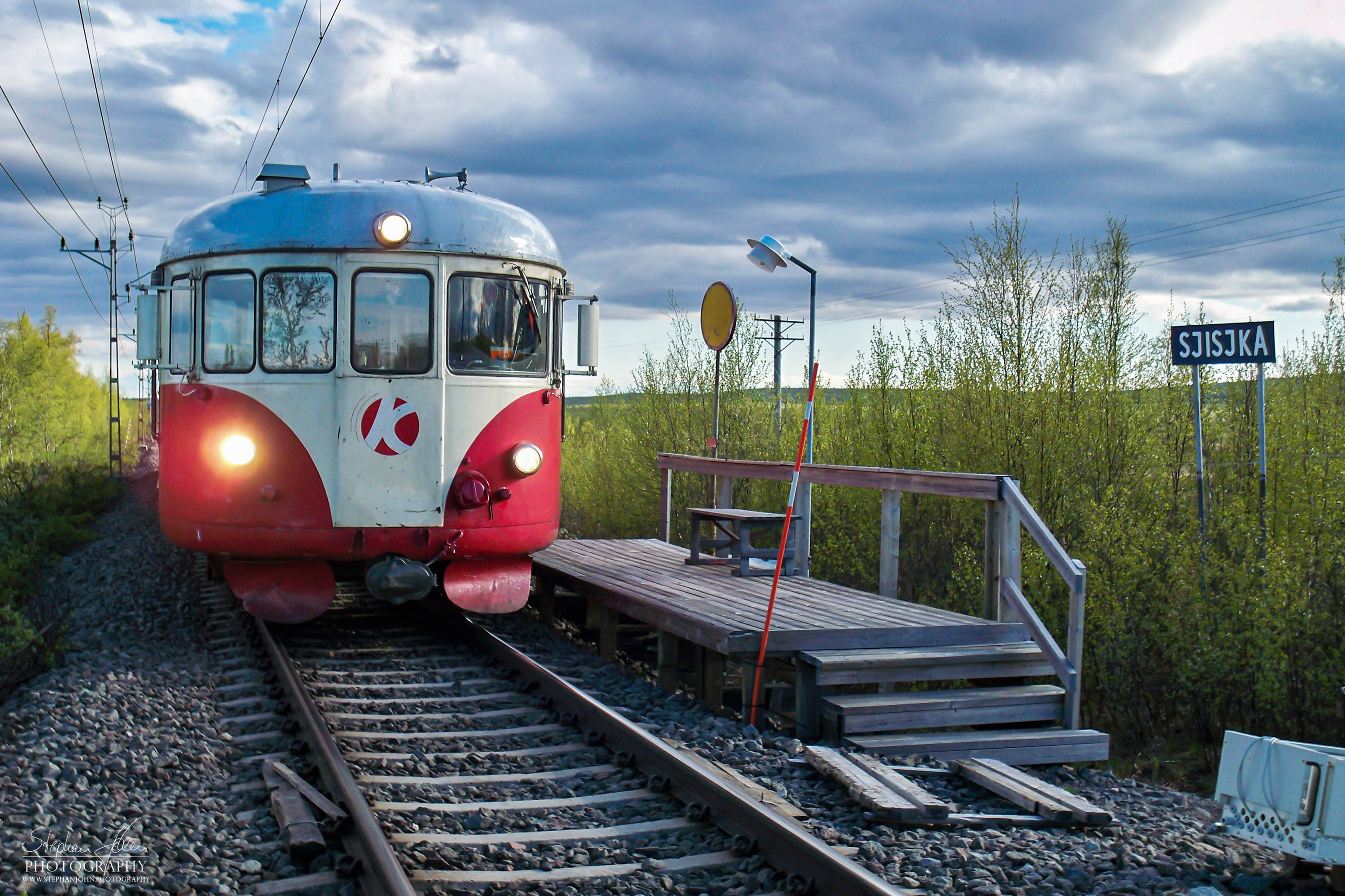 Der X20 hält am Bahnsteig von Sjisjka