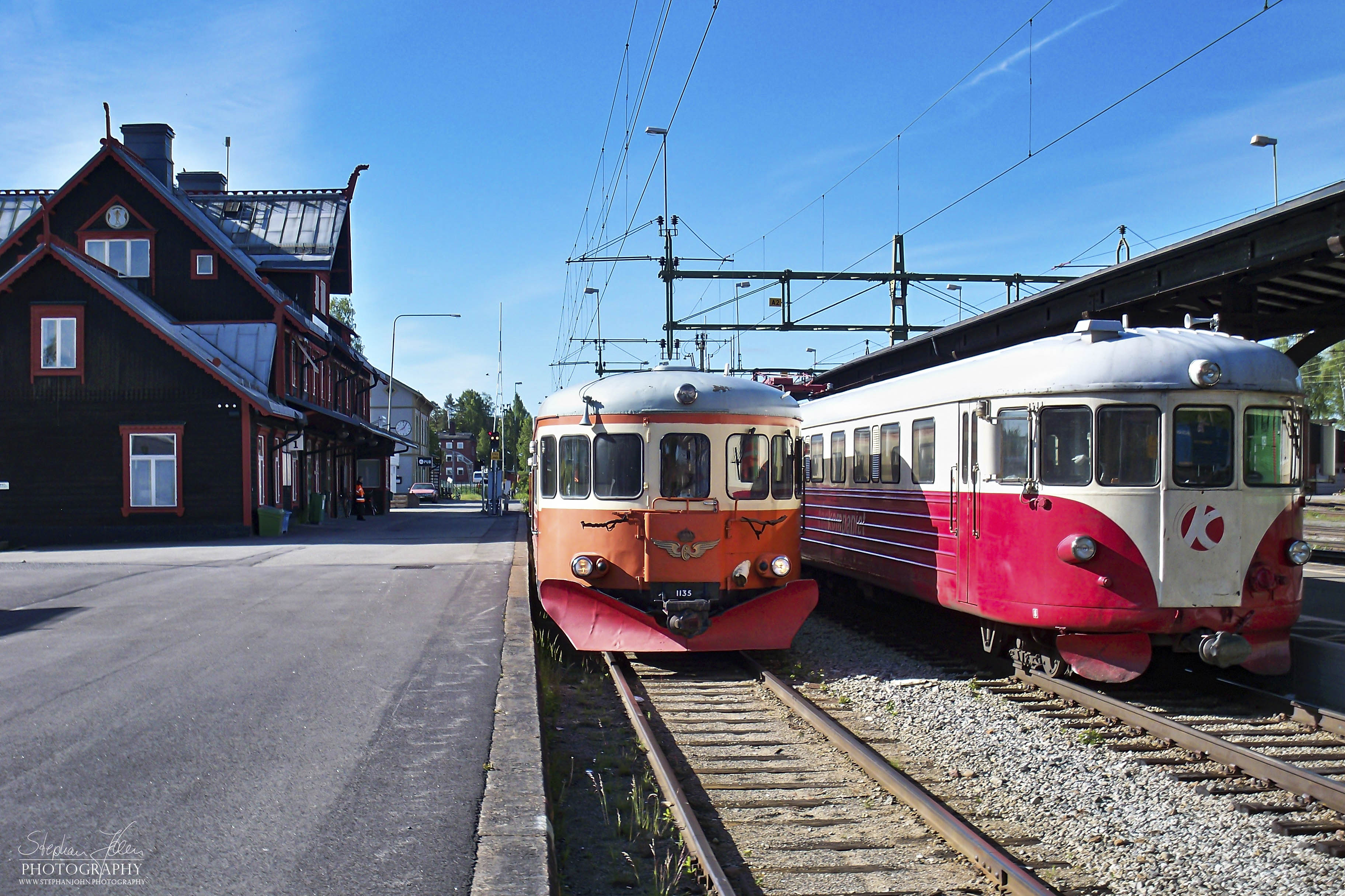 Triebwagen X20 und Triebwagen Y6 stehen in Vännäs