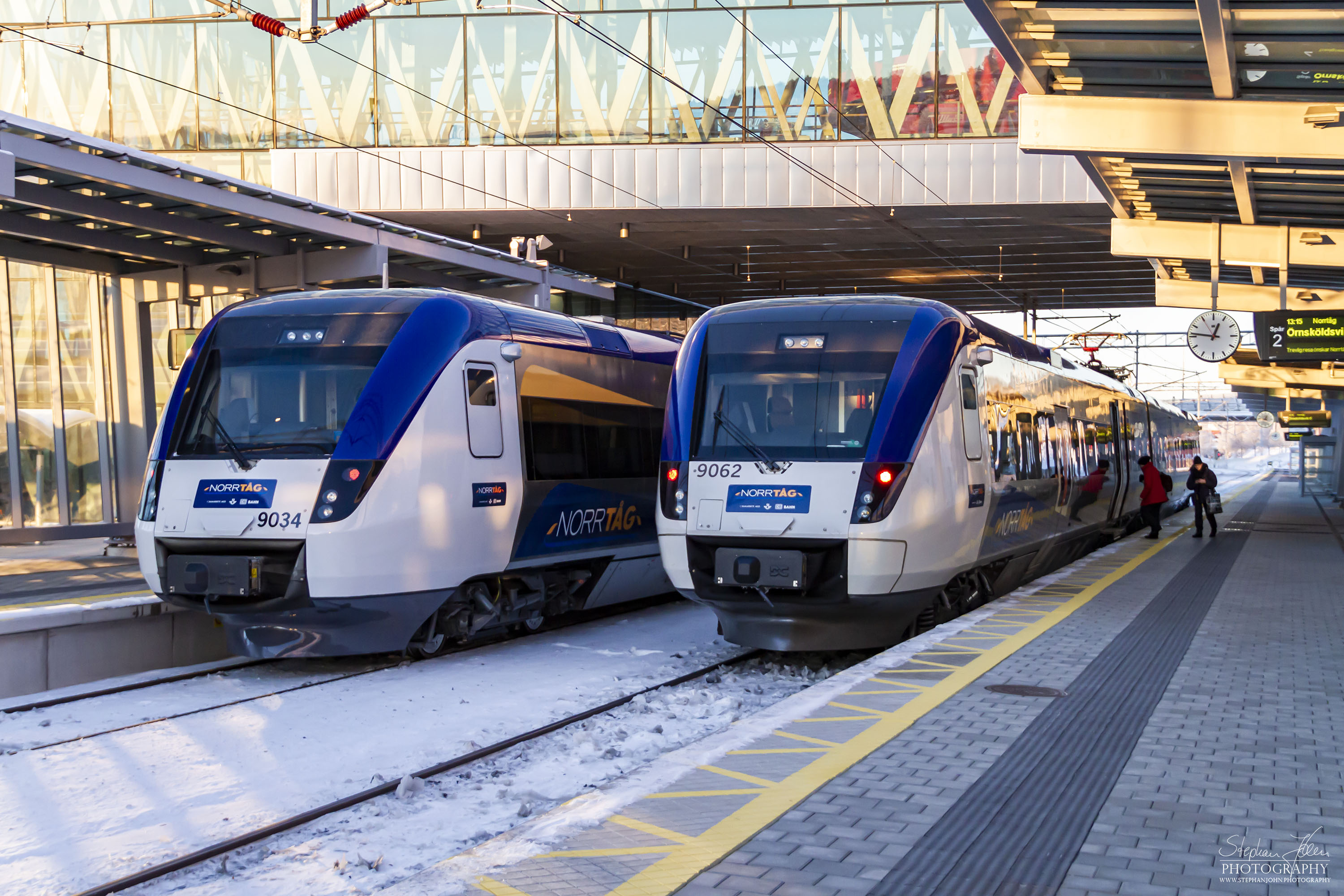 <p>Bombardier Regina-Züge X51 9034 und 9062 stehen im Bahnhof Ümeå Östra.</p>