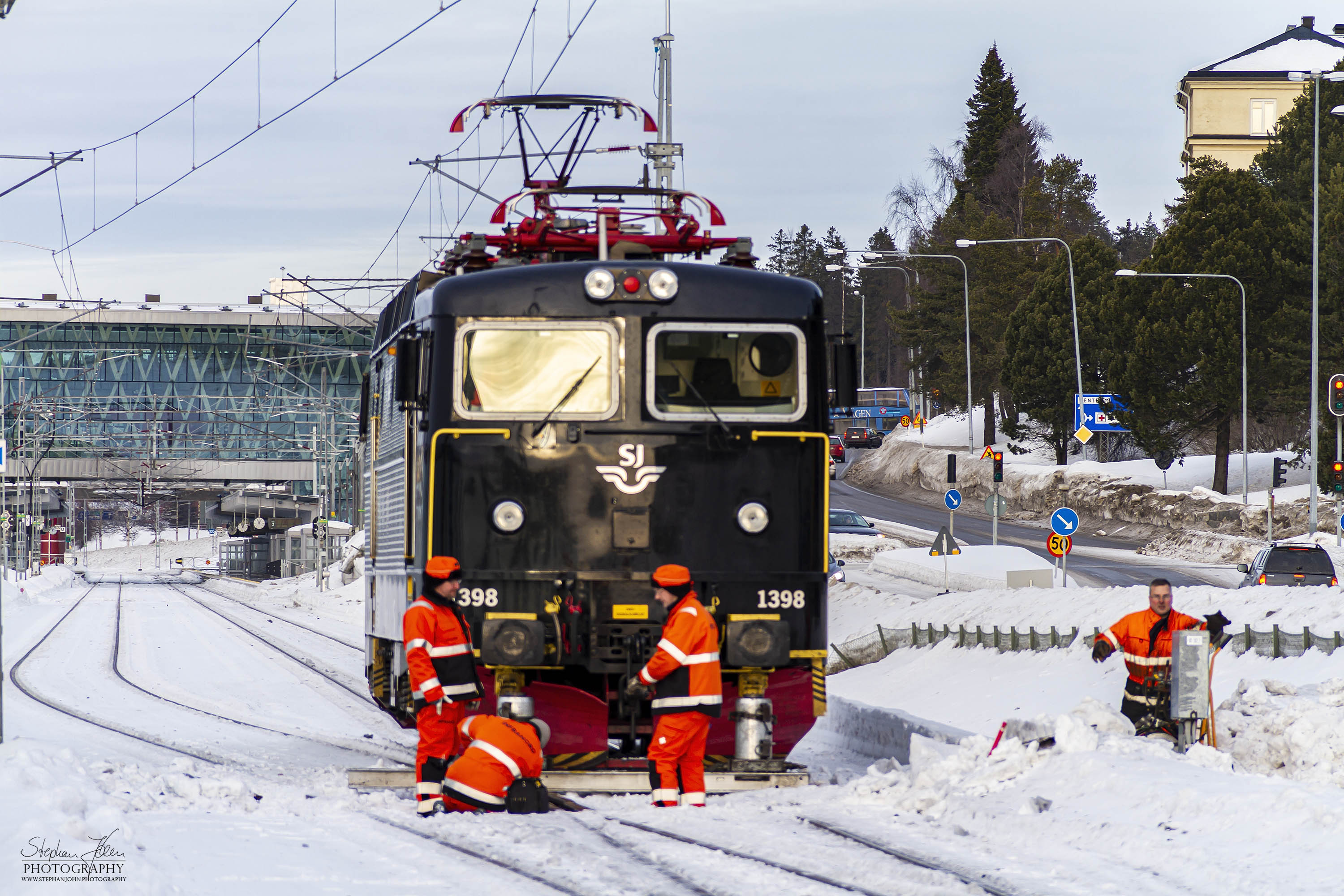 Die in Umeå Östra entgleiste Lok des Nachtzuges nach Stockholm wird wieder aufgegleist