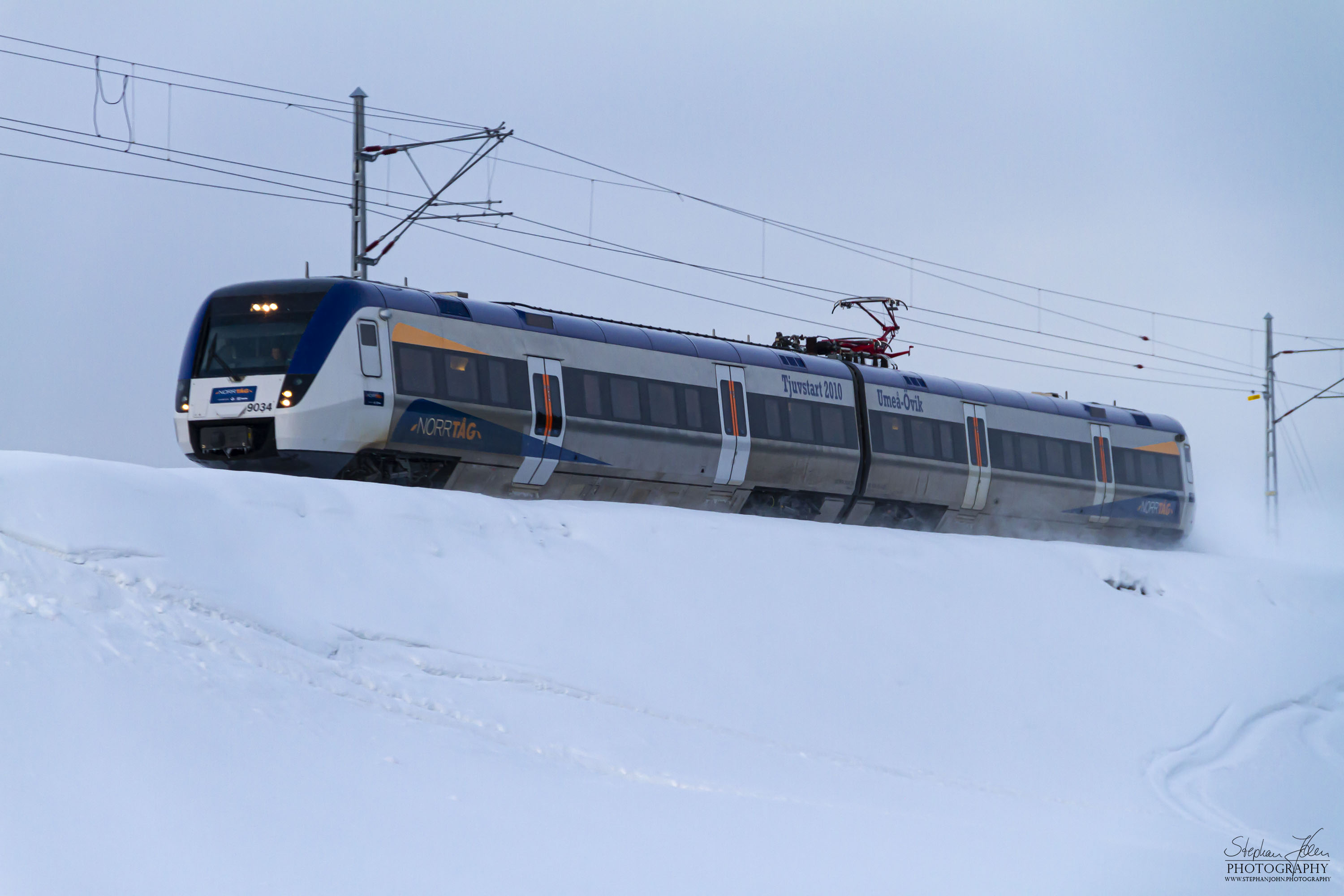 Zug X51 90634 der Botniabahn von Umeå Ostra nach Örnsköldsvik C noch im Branding der Eröffnungsfahrten