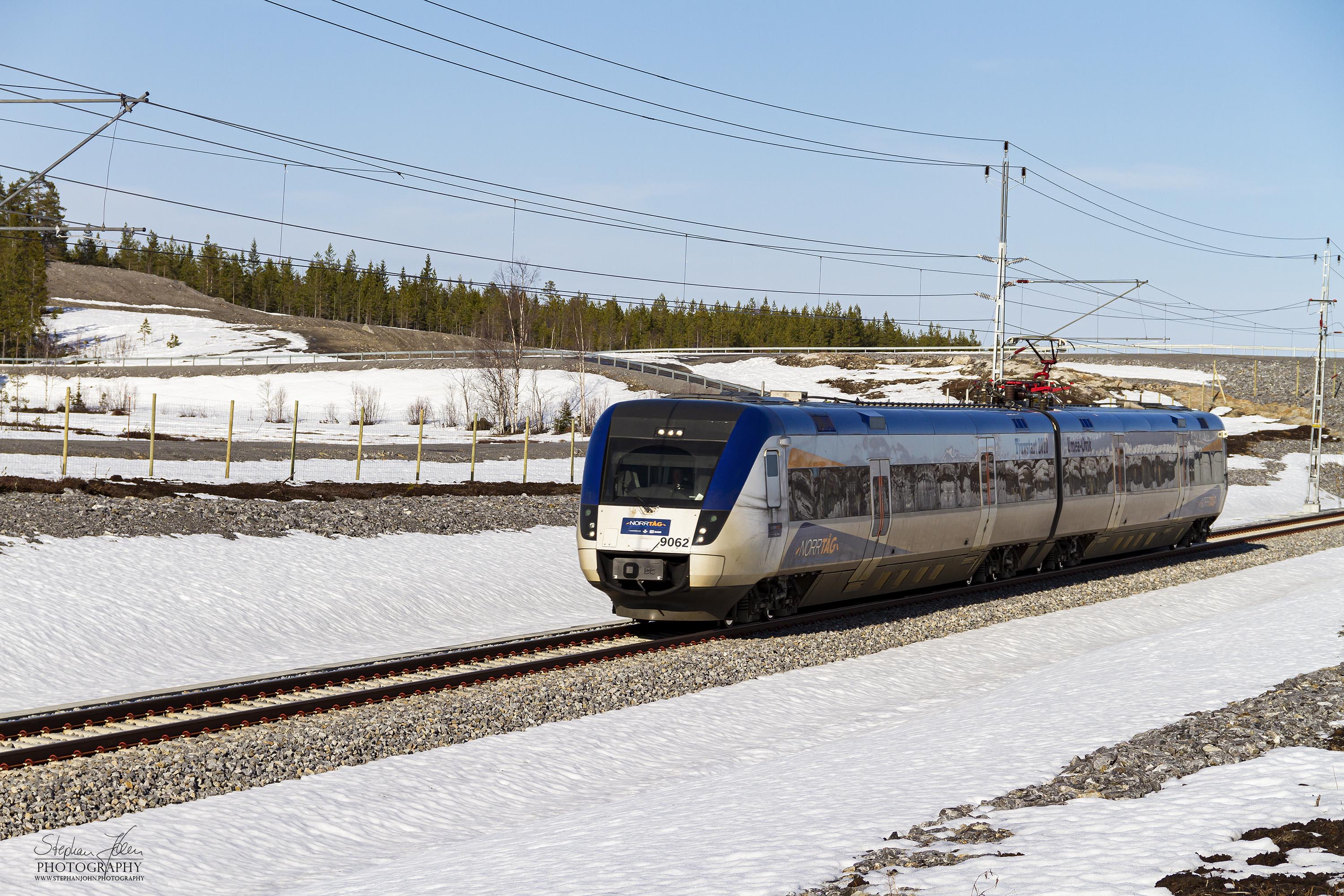 Zug X51 9062 der Botniabahn von Umeå Ostra nach Örnsköldsvik C noch im Branding der Eröffnungsfahrten