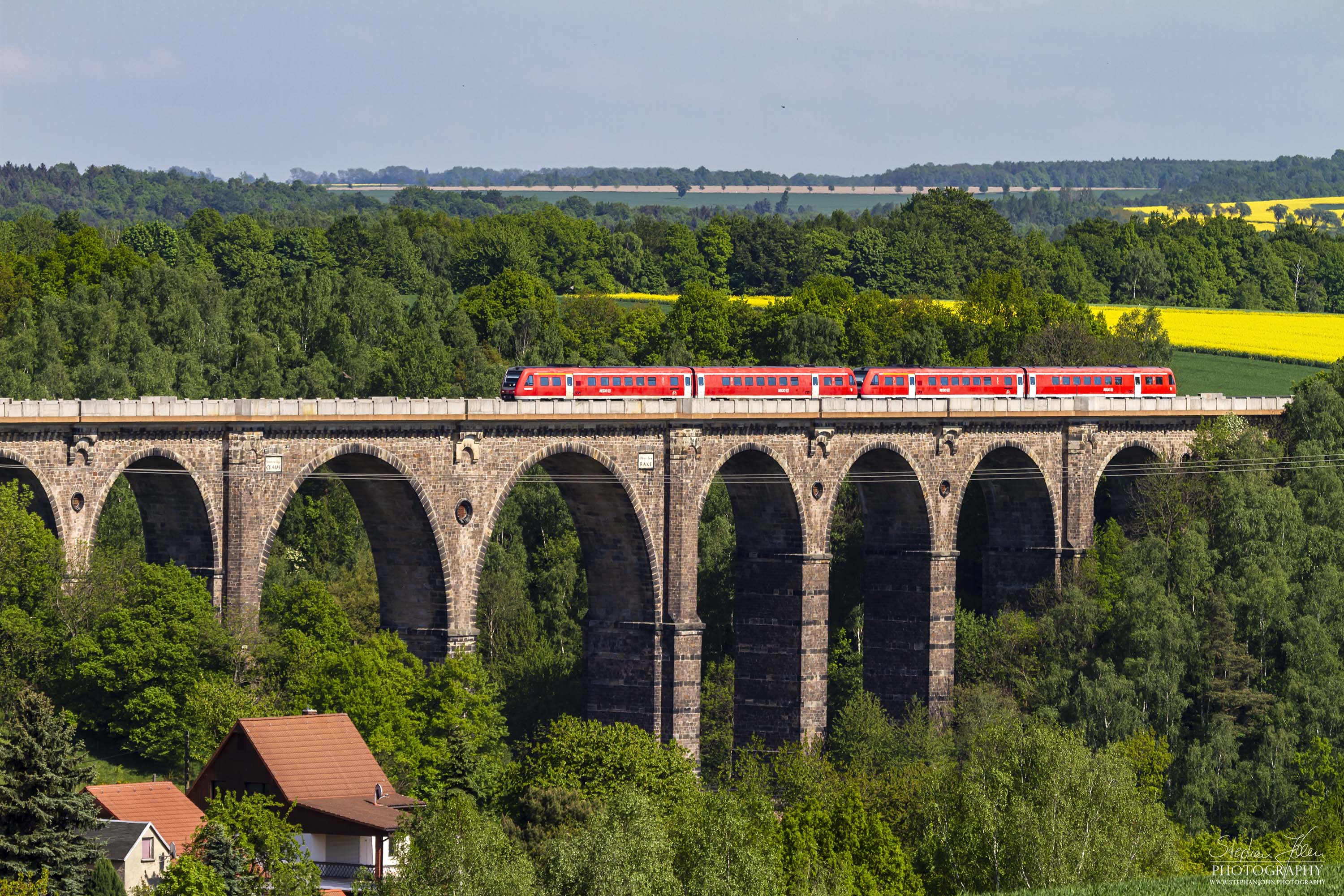 VT 612 als RE 3742 von Chemnitz nach Leipzig überquert das Göhrener Viadukt