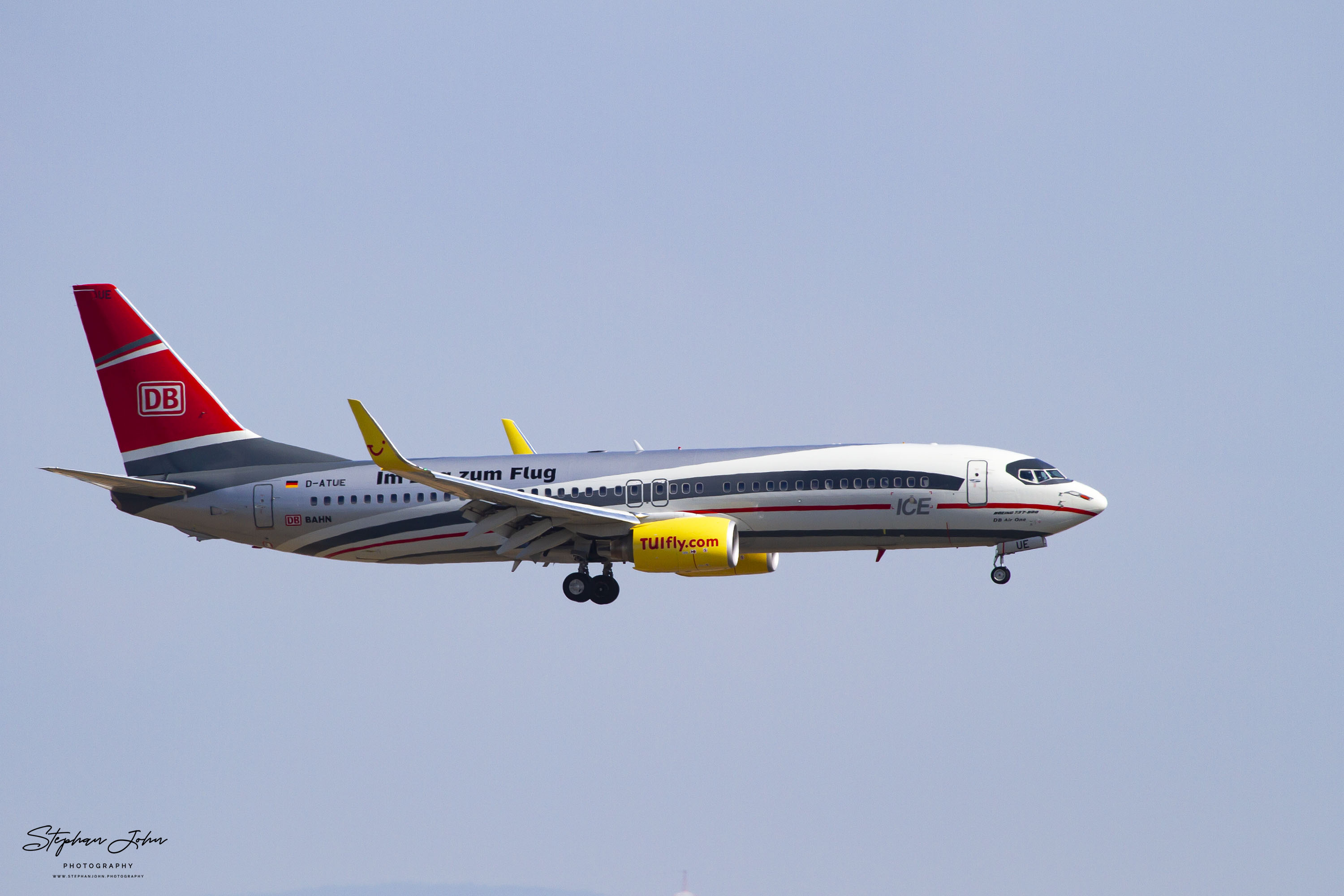 Boeing 737-800 von TUIfly im Design DB Air One