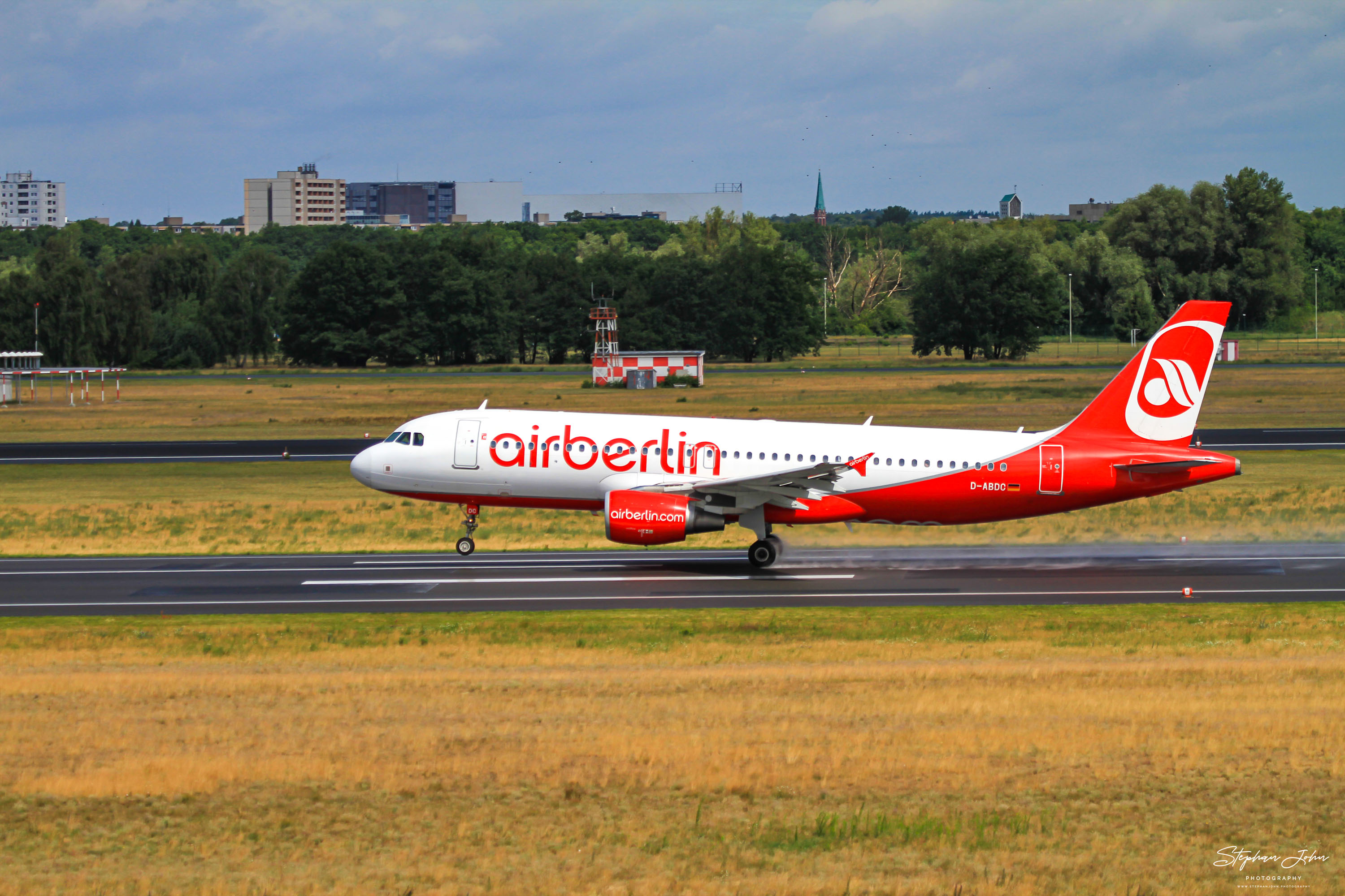 Airbus A320-232 (A320) der Air Berlin. Erstflug September 2005