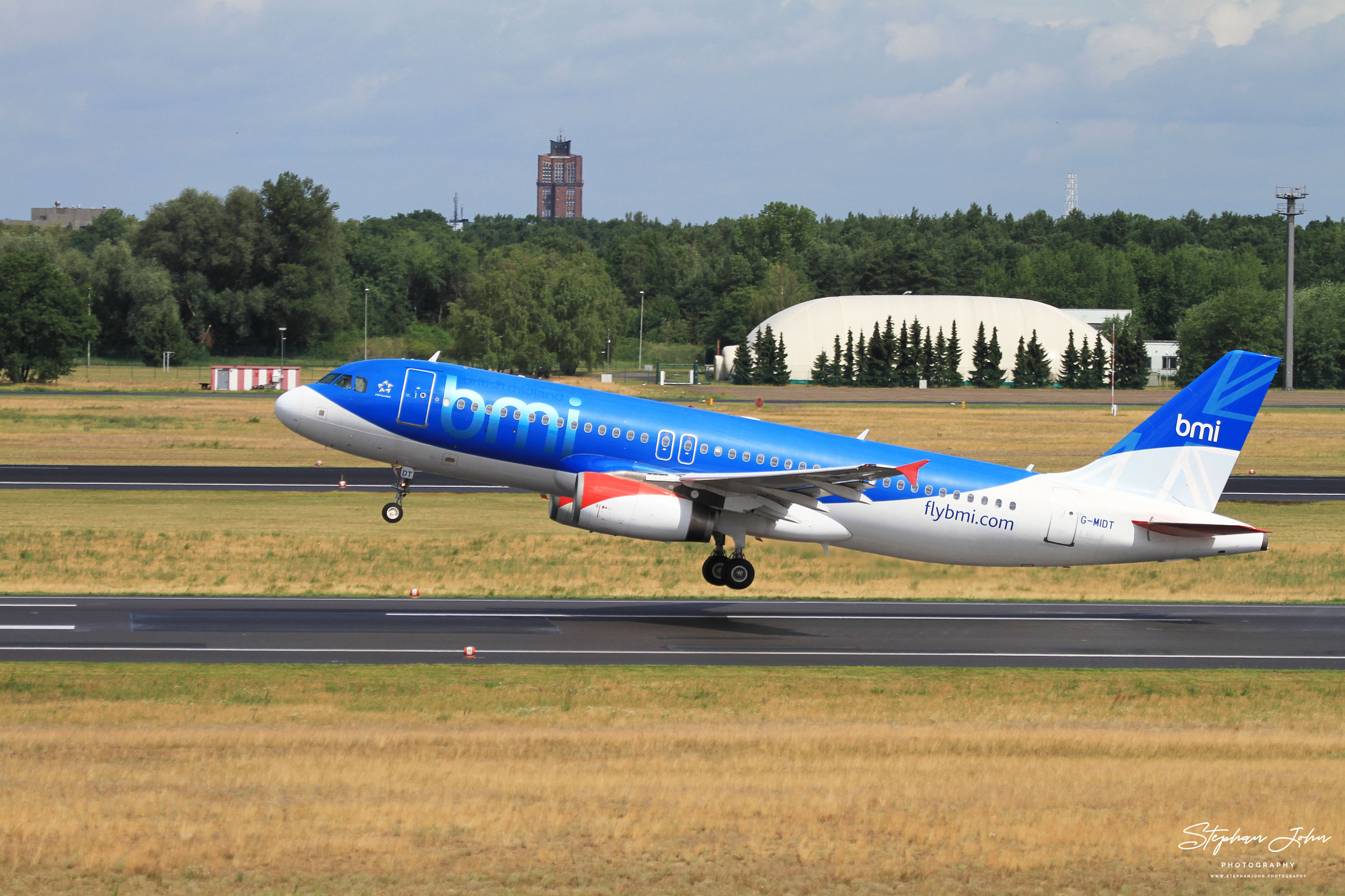 Airbus A320-200 der bmi British Midland