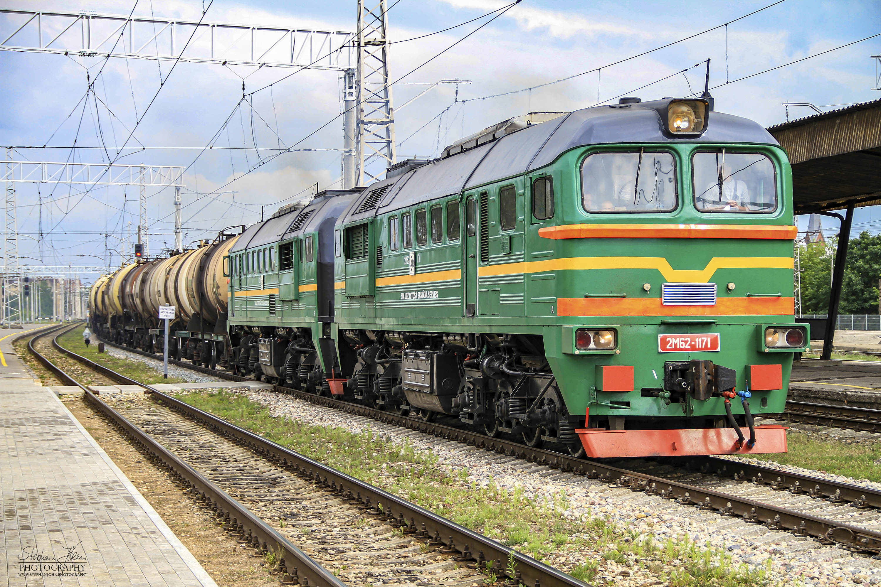 Lok 2M62-1171 in Riga Hbf vor einem Kesselzug