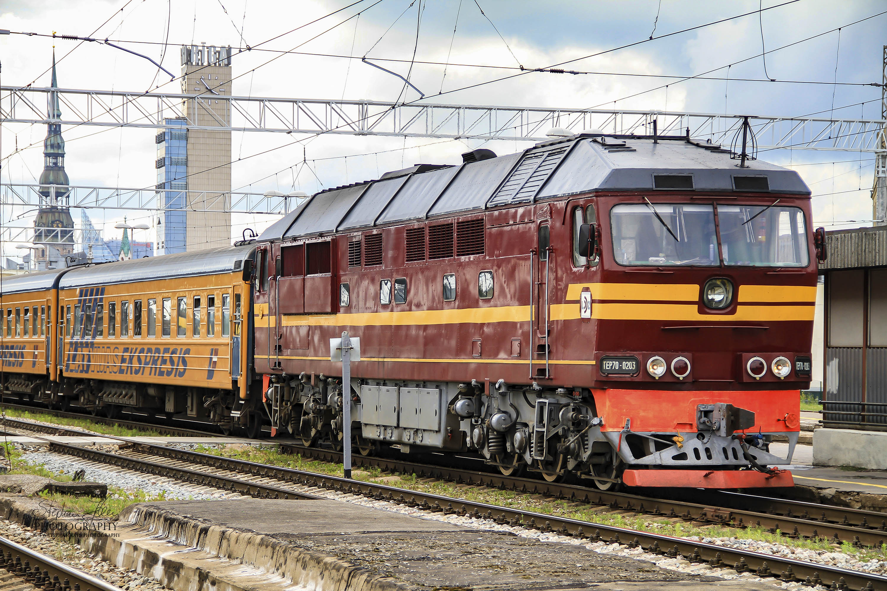 Lok TEP70-0203 steht vor dem Nachtzug in Riga