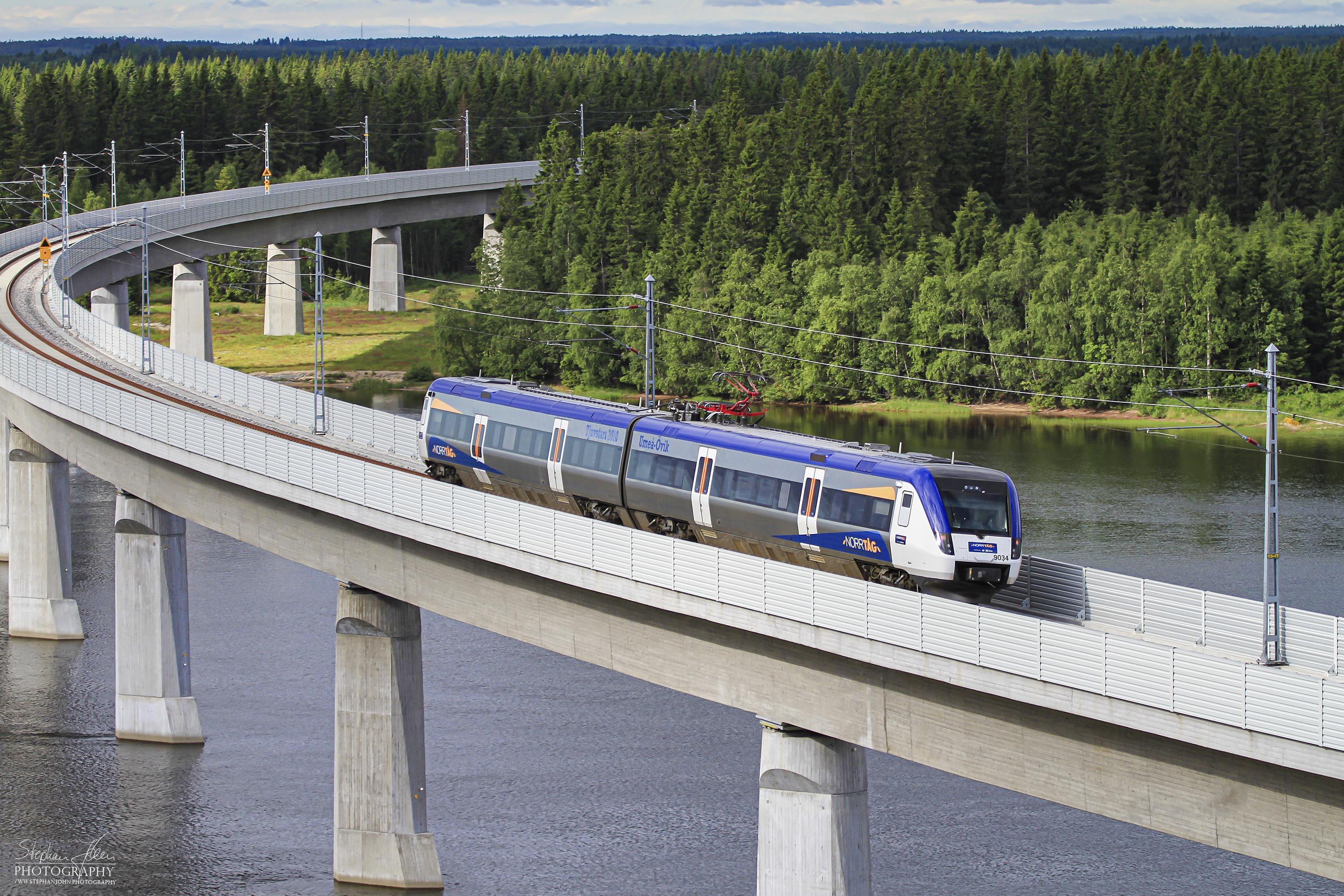 der Zug X51 9034 überquert die Brücke über den  Ume älv und erreicht in Kürze Umeå Östra