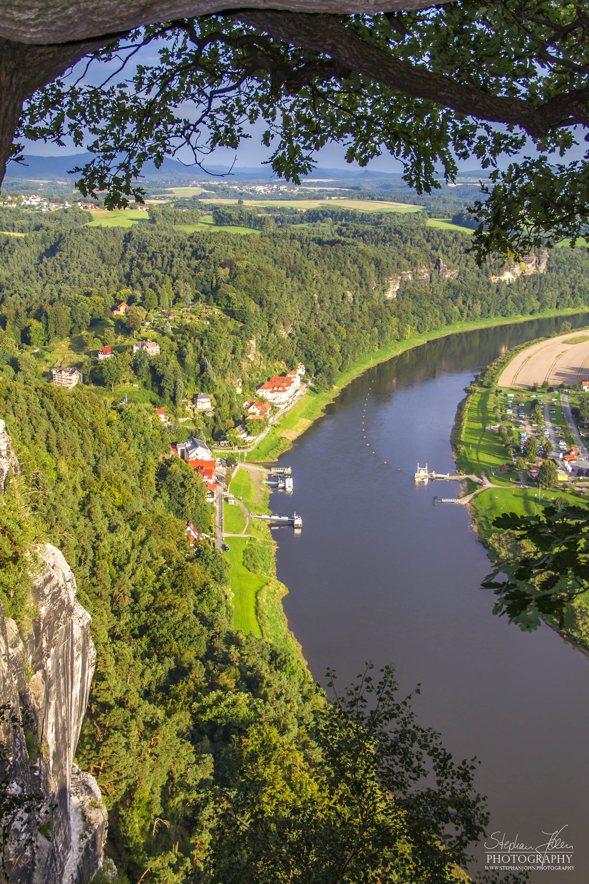 Blick von der Bastei auf den Kurort Rathen in der Sächsischen Schweiz