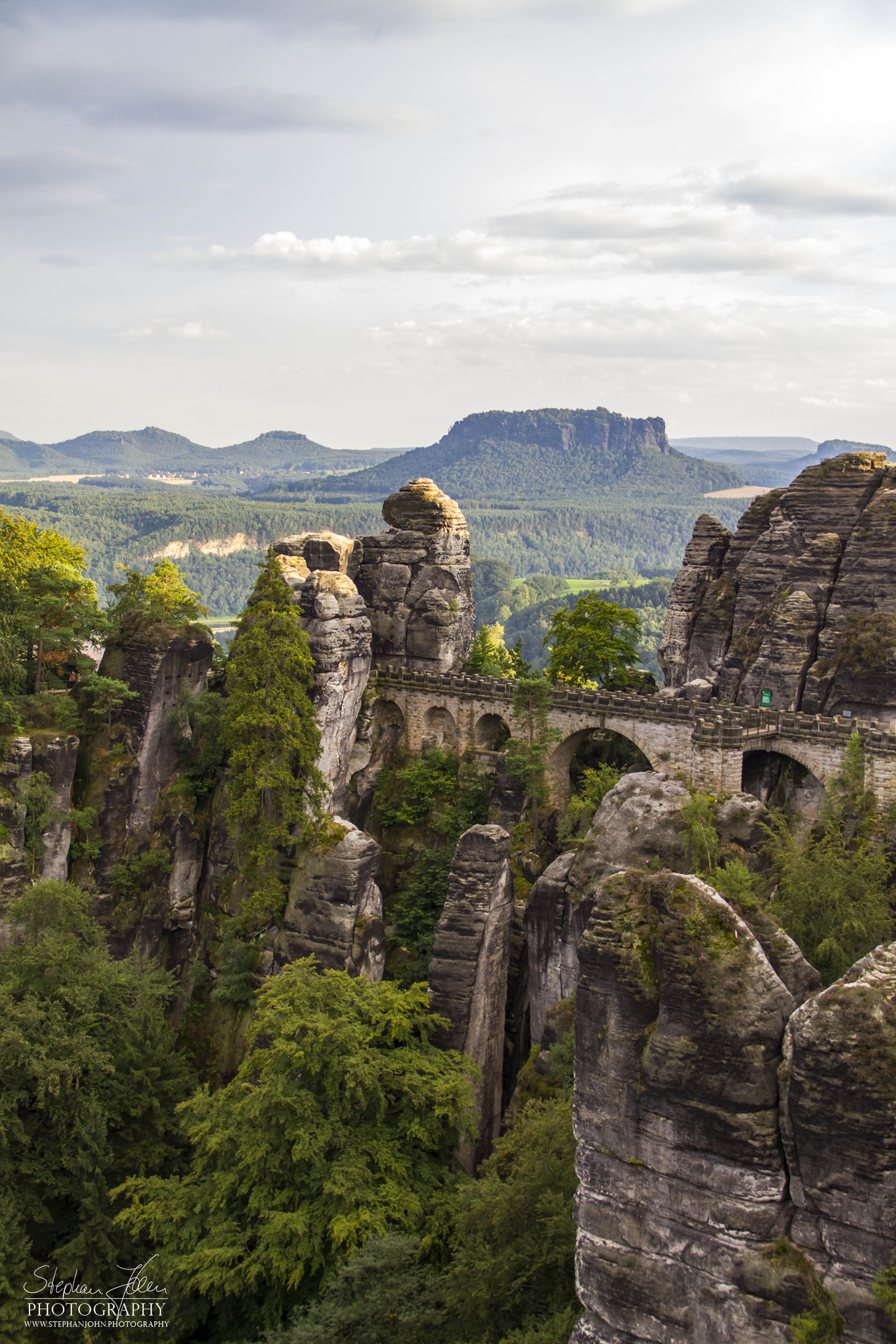 <p>Blick über die Basteibrücke zum Lilienstein</p>