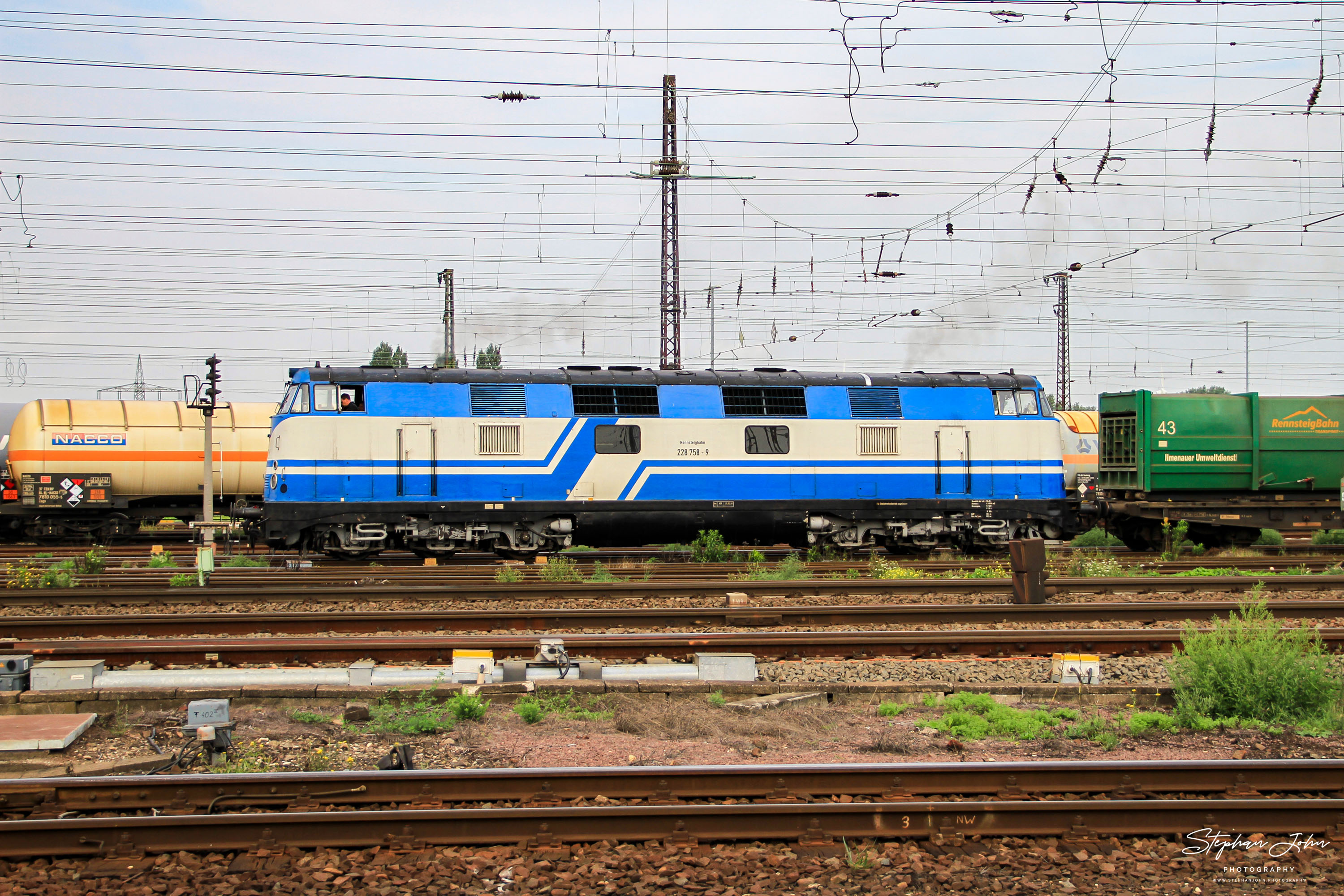 <p>Lok 228 758-9 der Rennsteigbahn wartet in Großkorbetha auf die Abfahrt mit dem Müllzug nach Ilmenau</p>