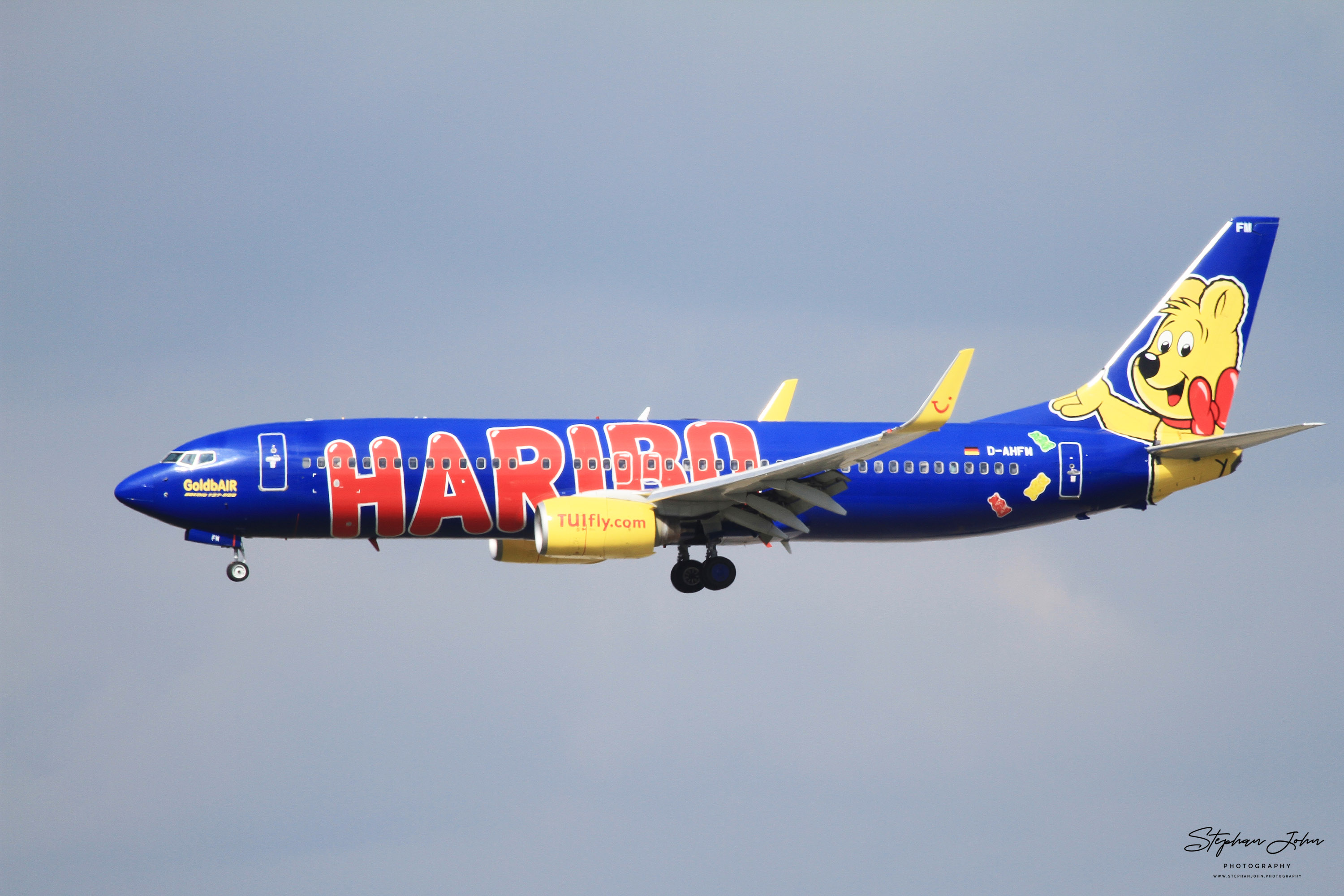 Boeing 737-8K5(WL) von TUIfly mit Werbung für Haribo