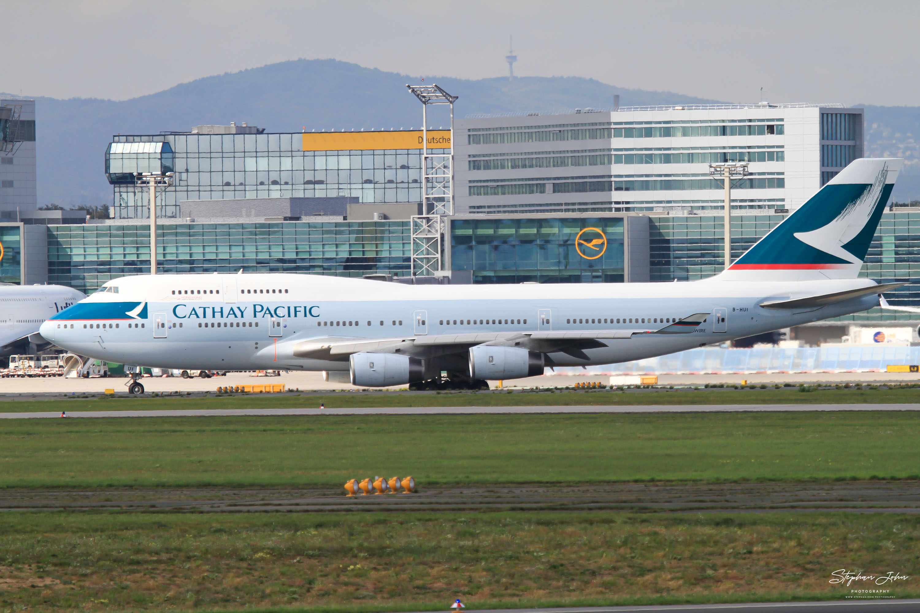 Boeing 747-467 (B744) von Cathay Pacific. Das Flugzeug ist inaktiv. Der Erstflug war im Juni 1994.