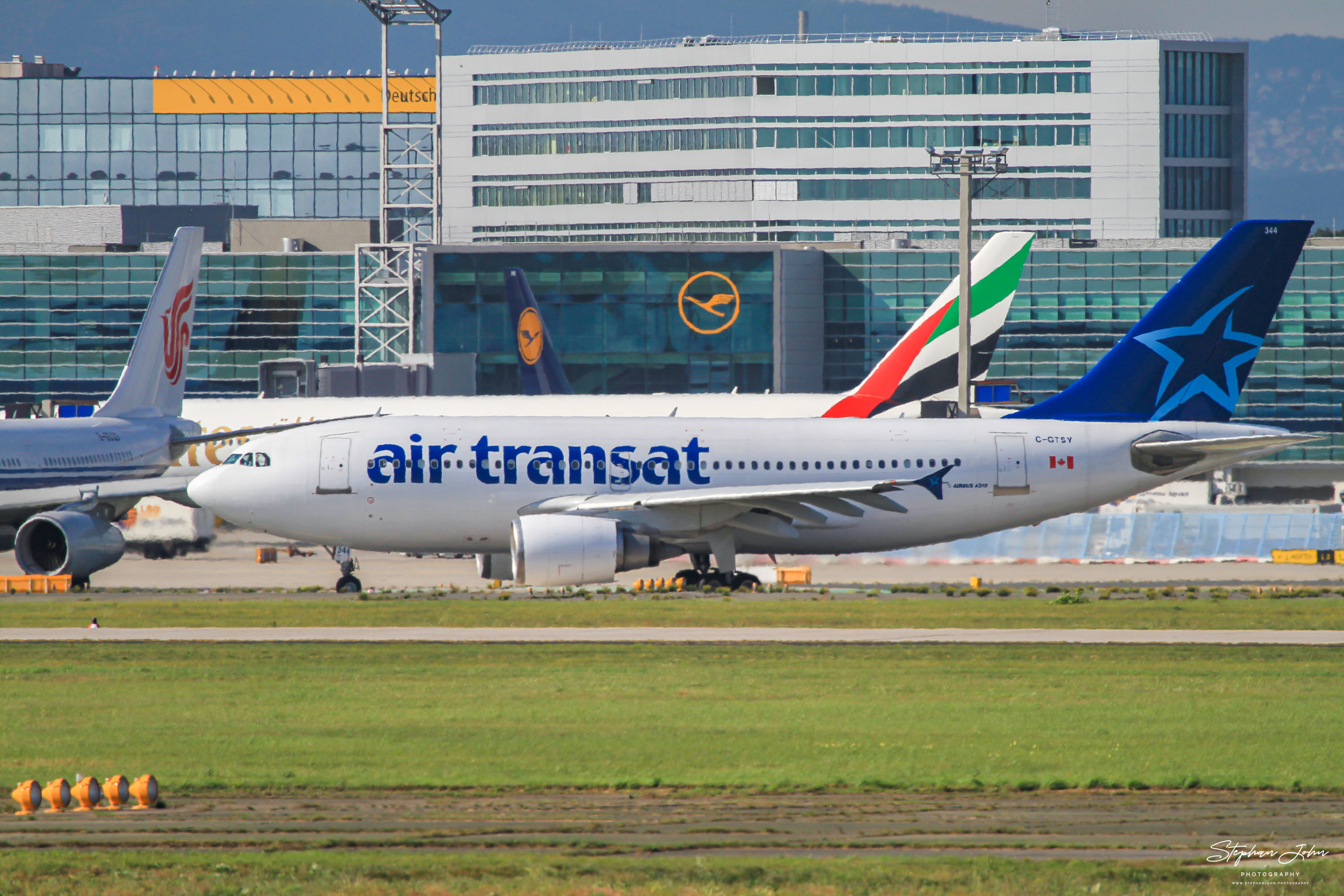 Airbus A310-304 (A310) der Air Transat. Der Erstflug war Januar 1988 