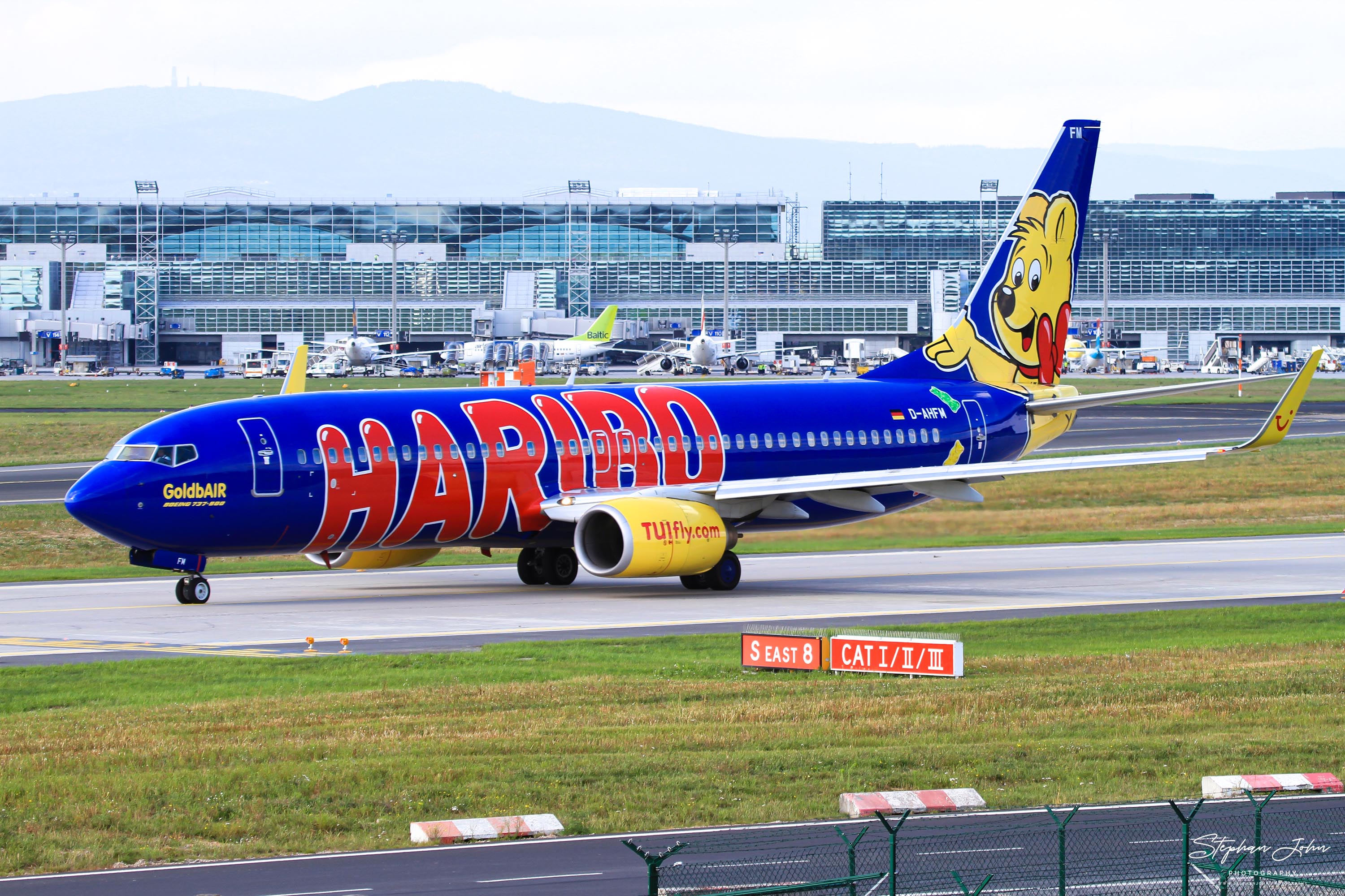 Boeing 737-8K5(WL) von TUIfly mit Werbung für Haribo