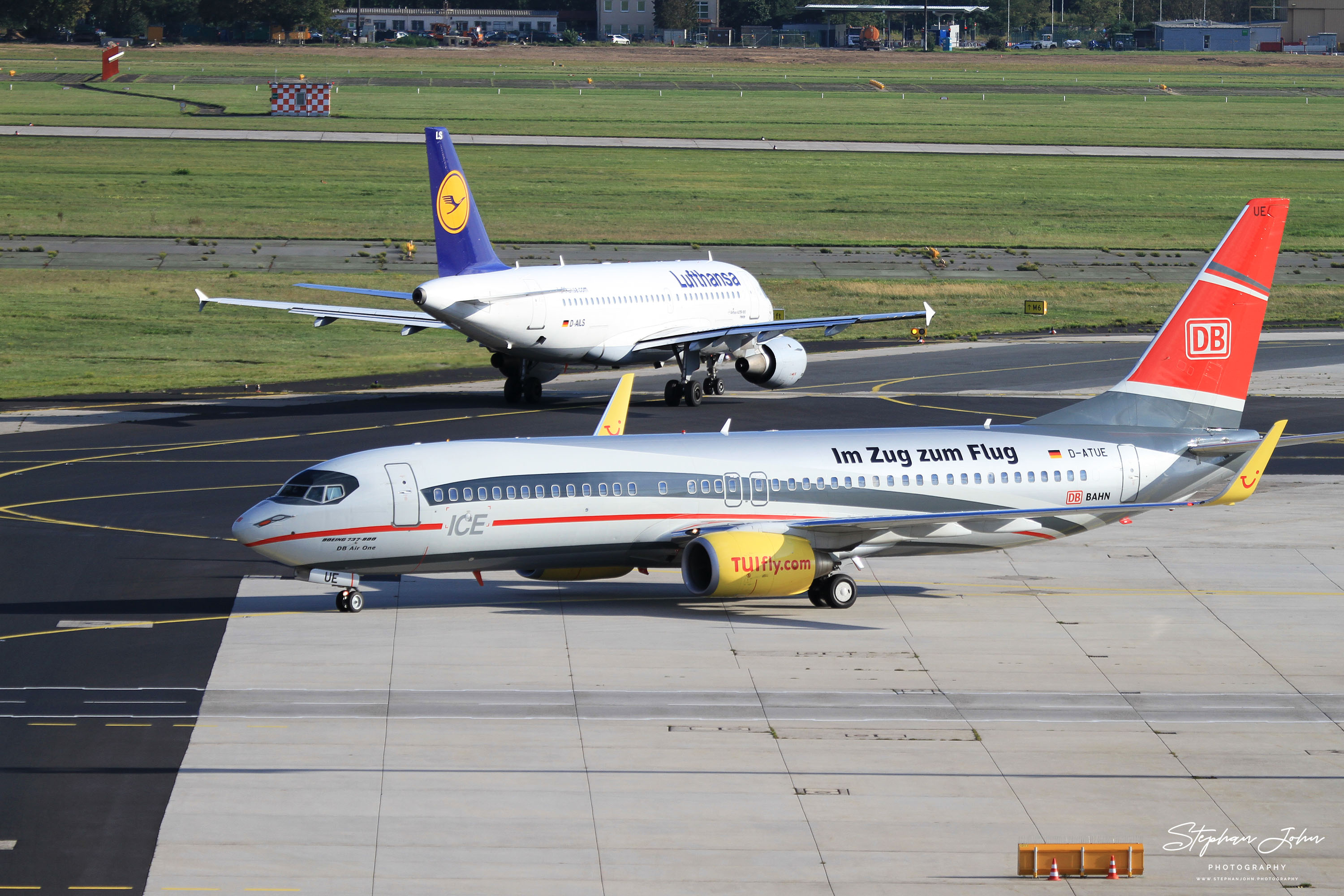 Boeing 737-800 von TUIfly im Design DB Air One