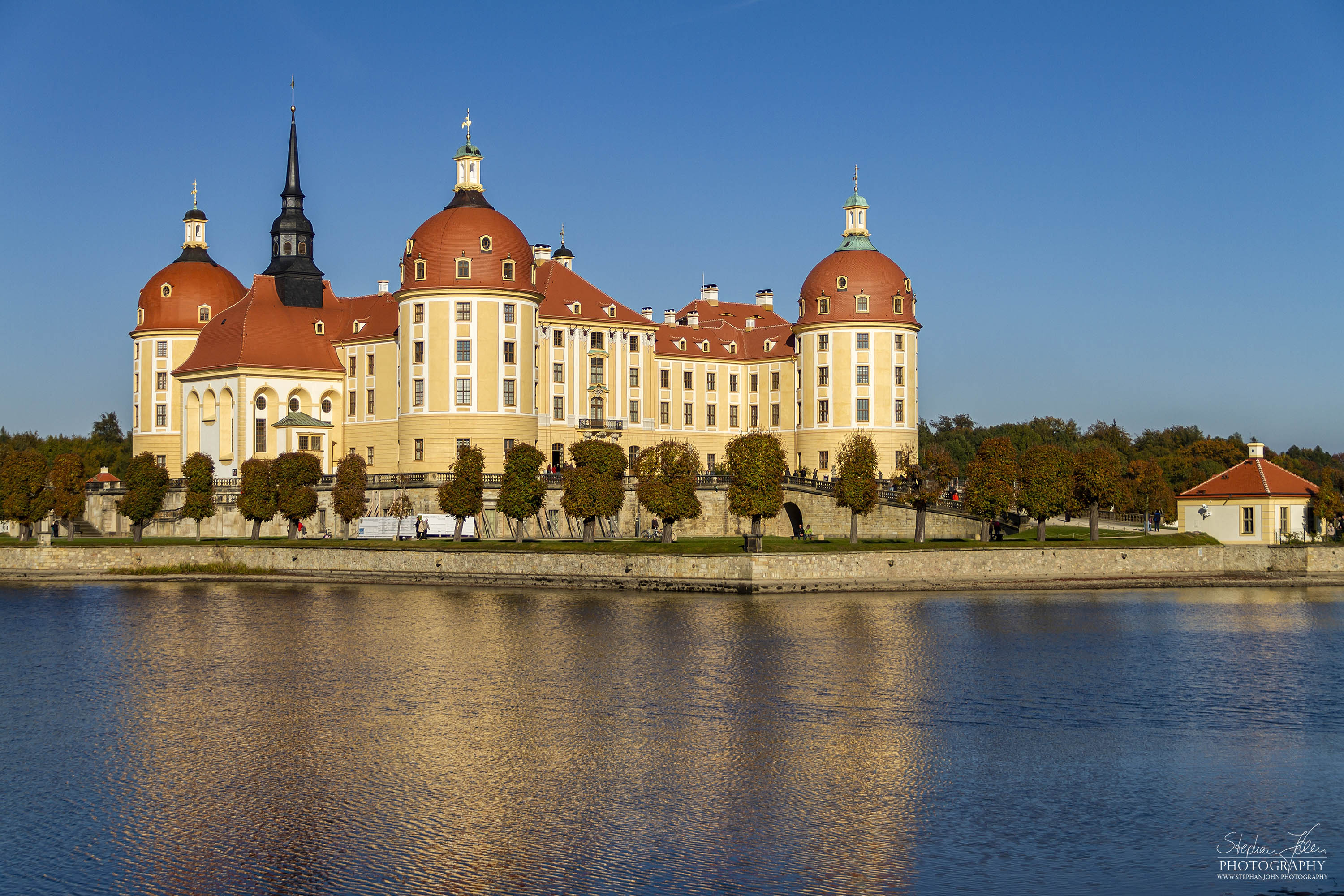 <p>Das Schloss Moritzburg liegt in der gleichnamigen Gemeinde Moritzburg nahe Dresden. Das auf ein Jagdhaus des 16. Jahrhunderts zurückgehende Jagdschloss erhielt seine heutige Gestalt im 18. Jahrhundert unter August dem Starken.</p>