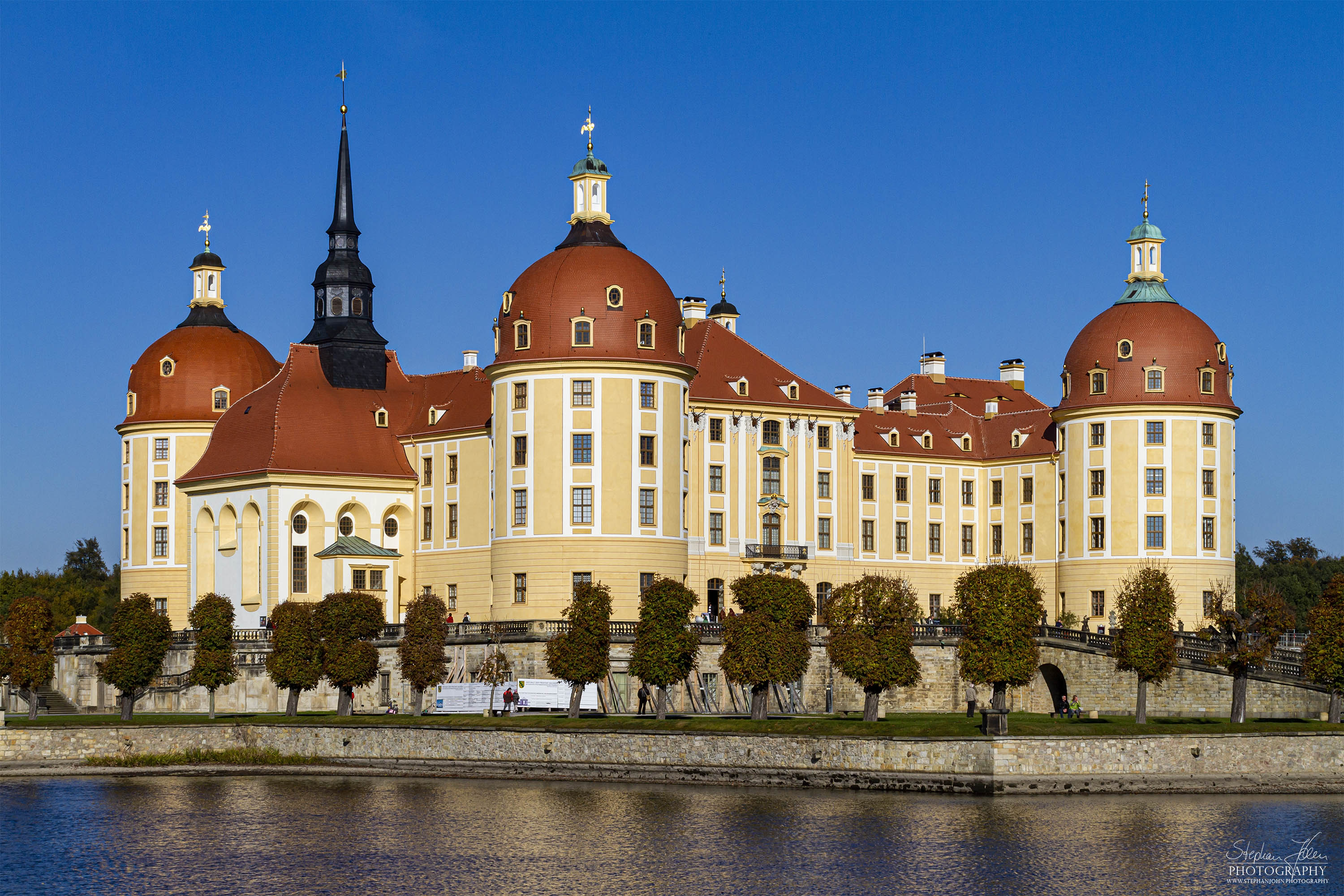 <p>Das Schloss Moritzburg liegt in der gleichnamigen Gemeinde Moritzburg nahe Dresden. Das auf ein Jagdhaus des 16. Jahrhunderts zurückgehende Jagdschloss erhielt seine heutige Gestalt im 18. Jahrhundert unter August dem Starken.</p>