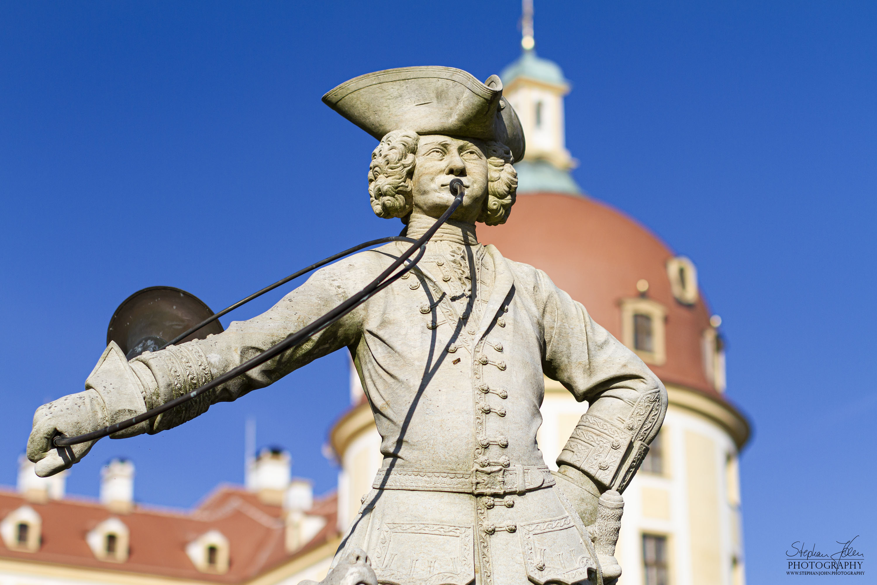 <p>Steinskulptur vor dem Schloss Moritzburg</p>