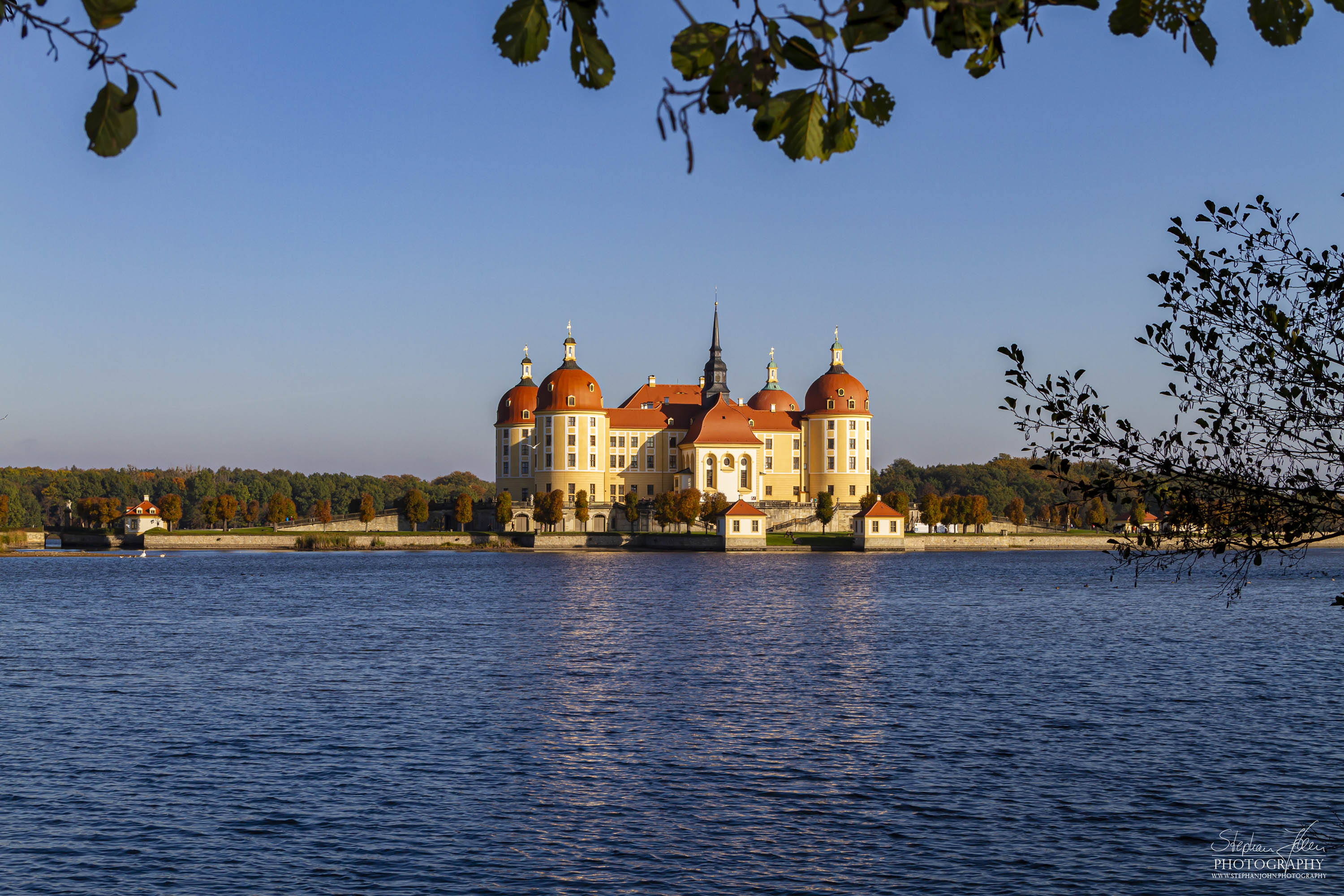 <p>Das Schloss Moritzburg liegt in der gleichnamigen Gemeinde Moritzburg nahe Dresden. Das auf ein Jagdhaus des 16. Jahrhunderts zurückgehende Jagdschloss erhielt seine heutige Gestalt im 18. Jahrhundert unter August dem Starken.</p>