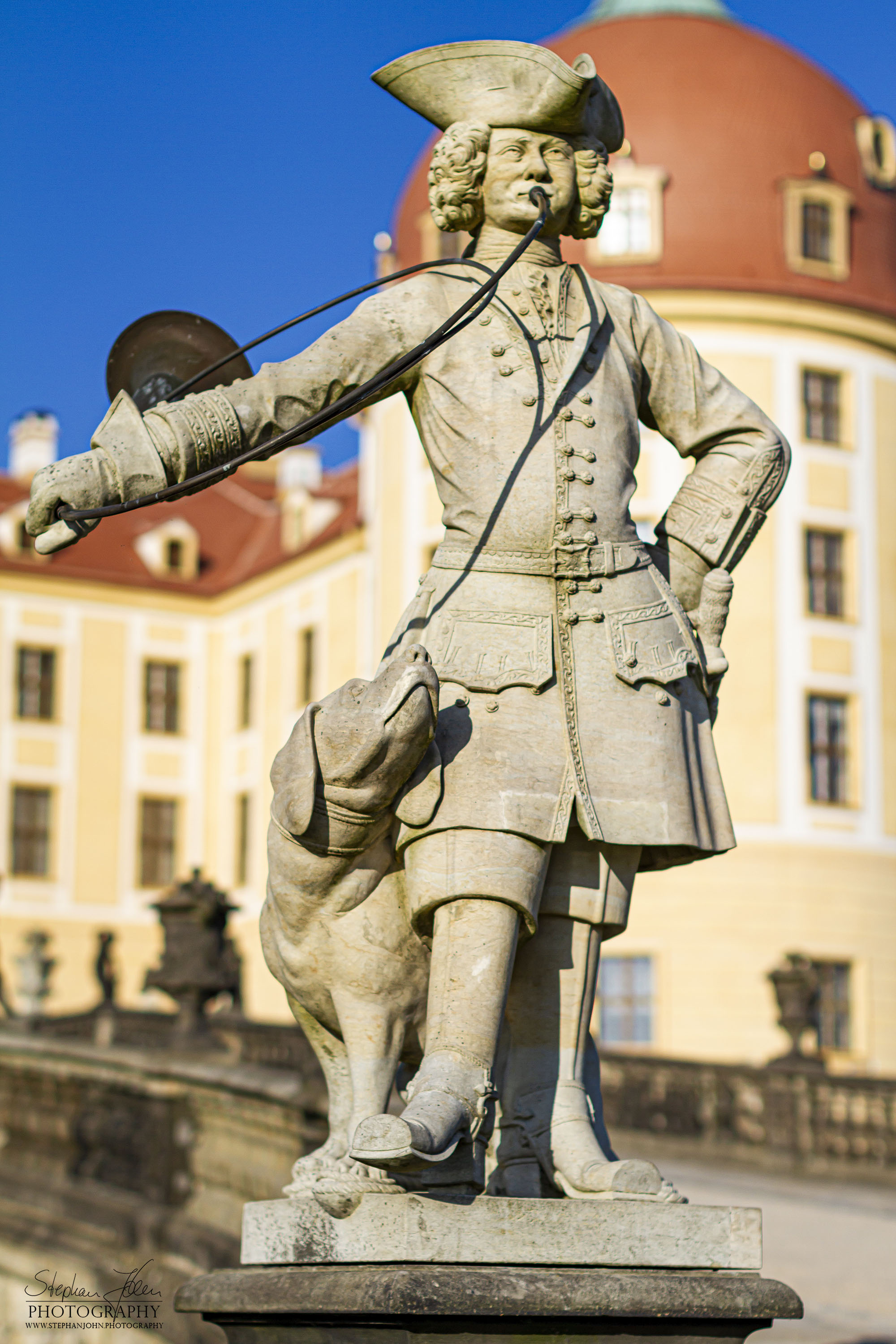 <p>Steinskulptur vor dem Schloss Moritzburg</p>